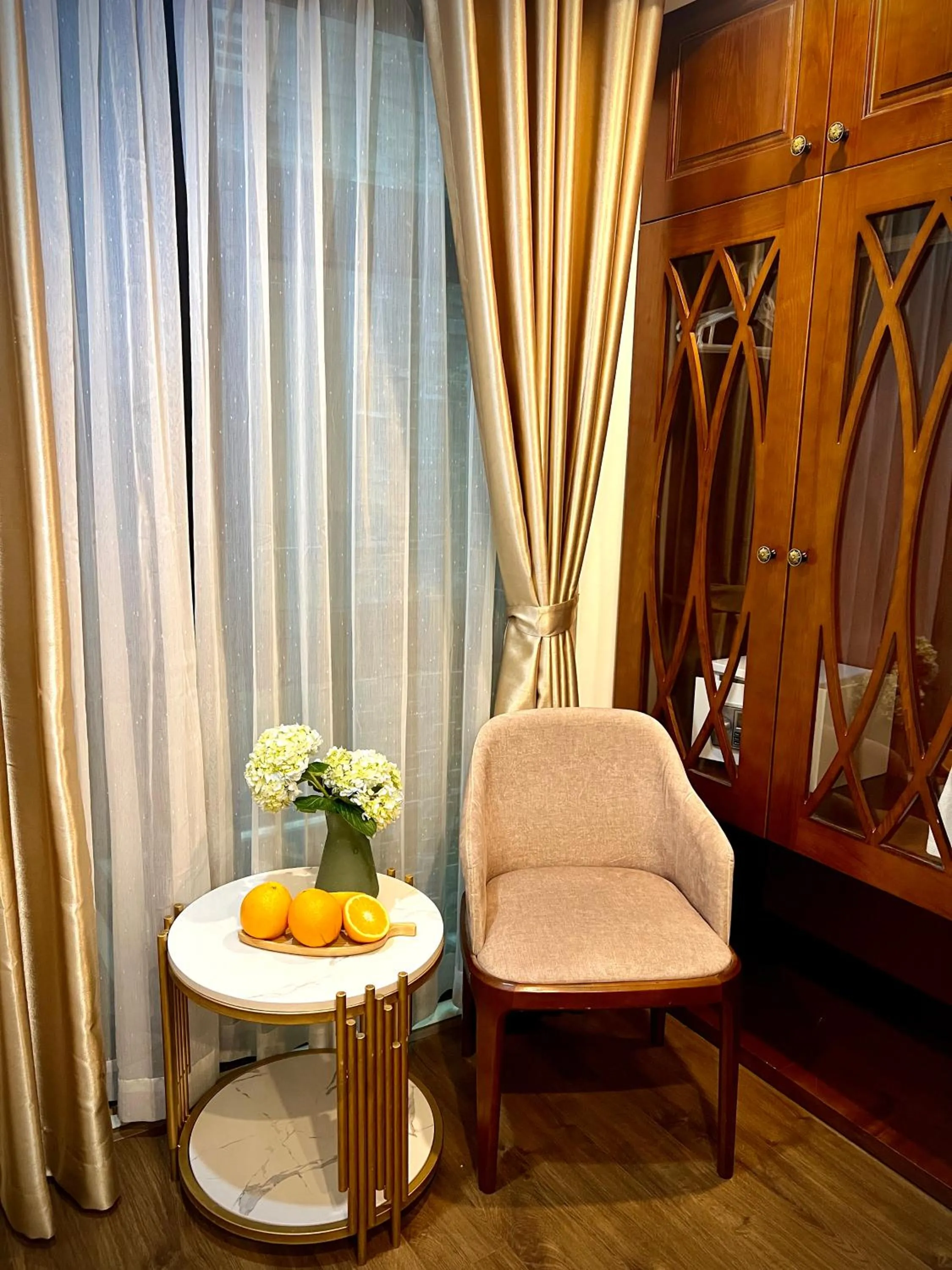 Photo of the whole room in DE LA SOIE Hotel & Travel