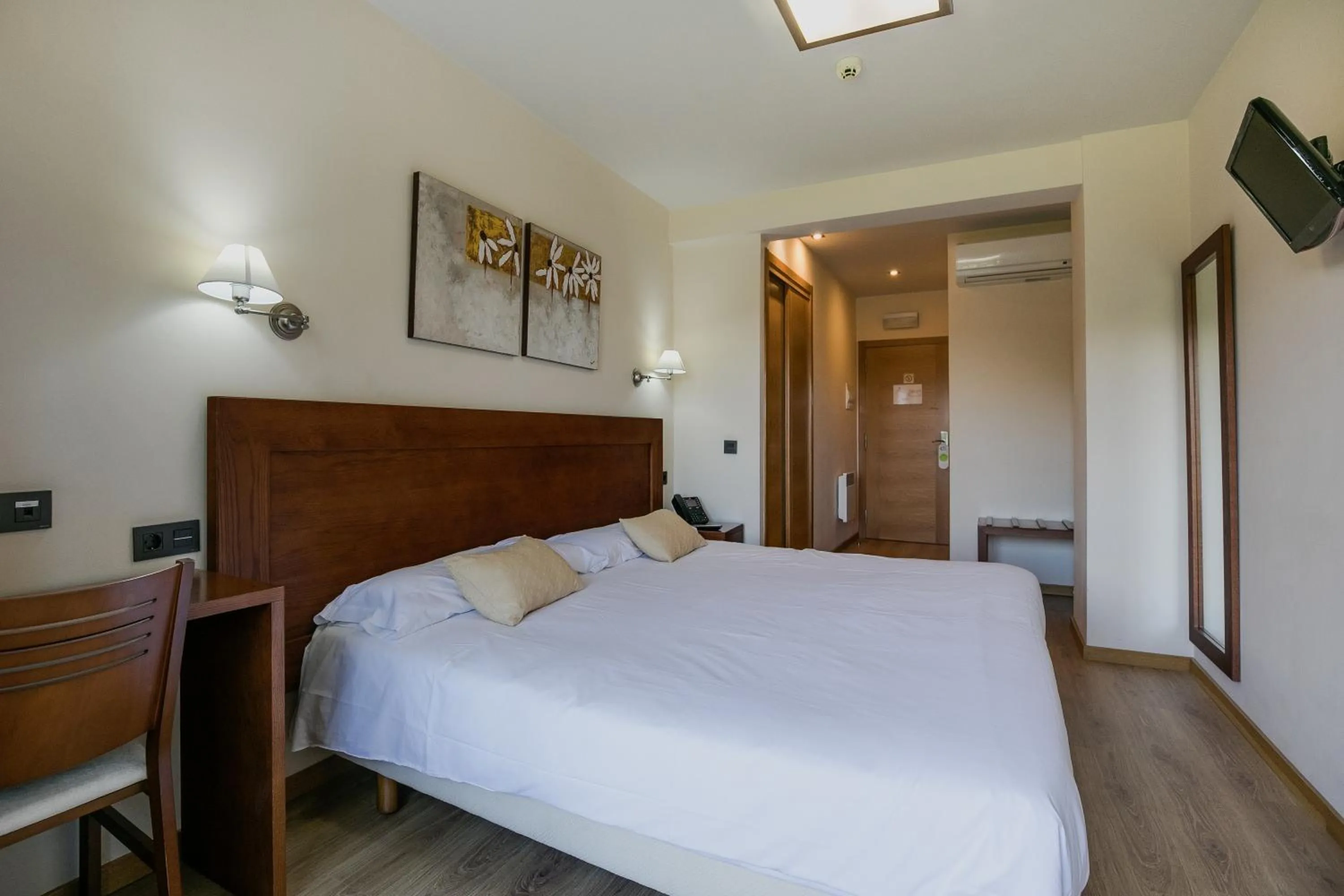 Photo of the whole room, Bed in Hotel Rural Campaniola