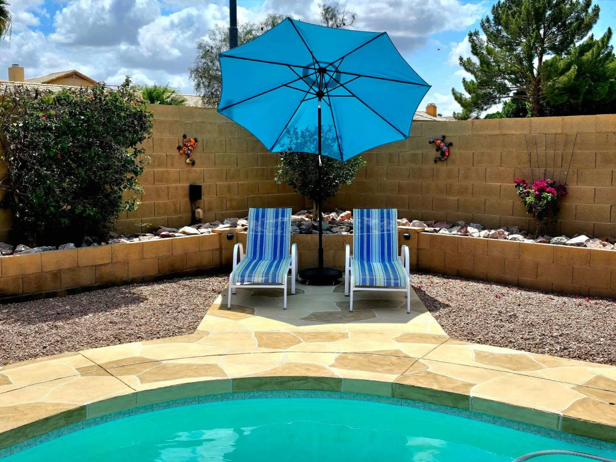 Cozy home with pool, fire table, BBQ, RV parking