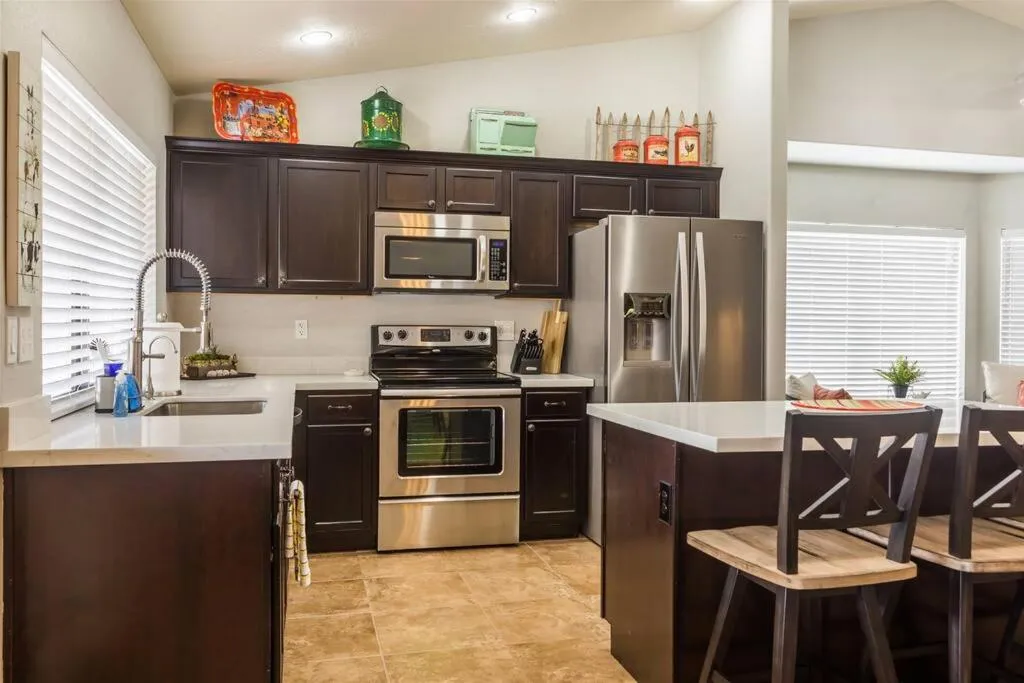 Cozy home with pool, fire table, BBQ, RV parking