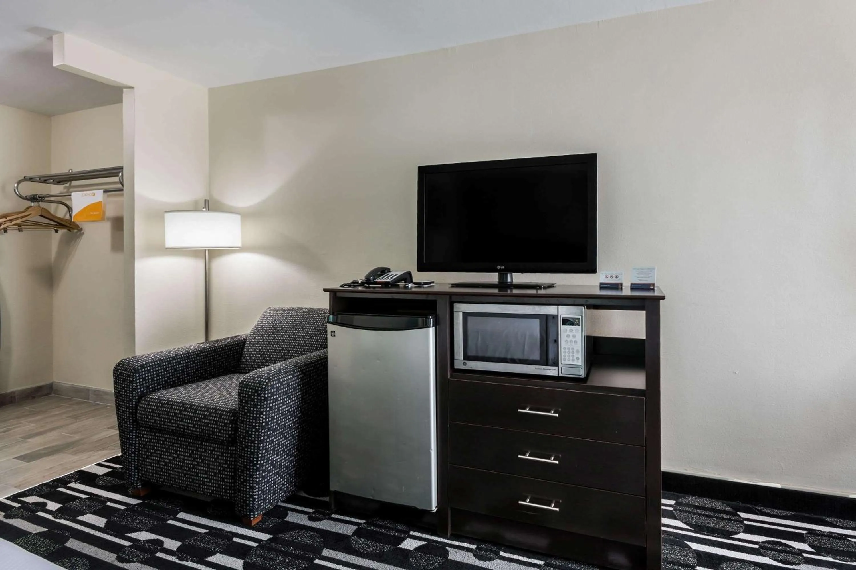 Bedroom, TV/Entertainment Center in Baymont by Wyndham Oklahoma City Bricktown