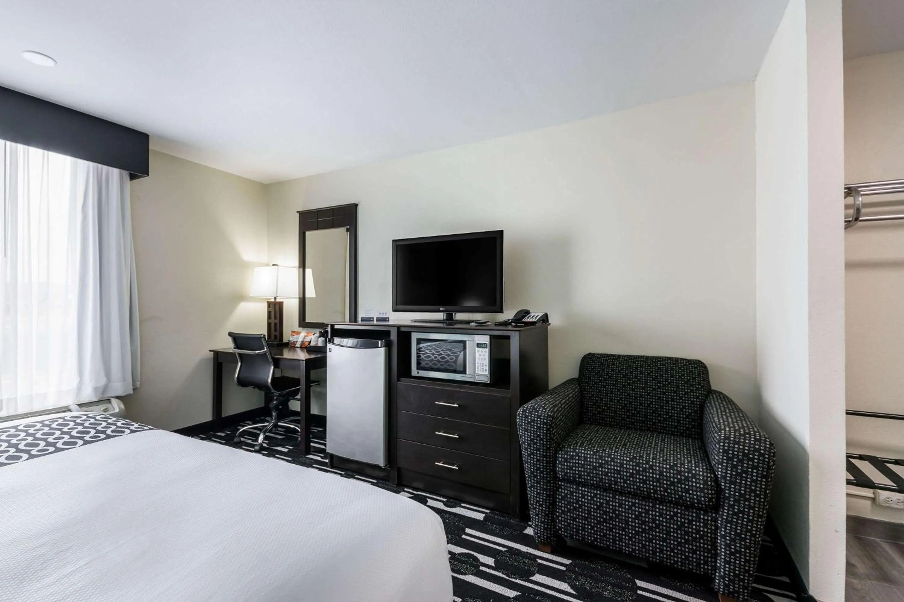Bedroom, TV/Entertainment Center in Baymont by Wyndham Oklahoma City Bricktown