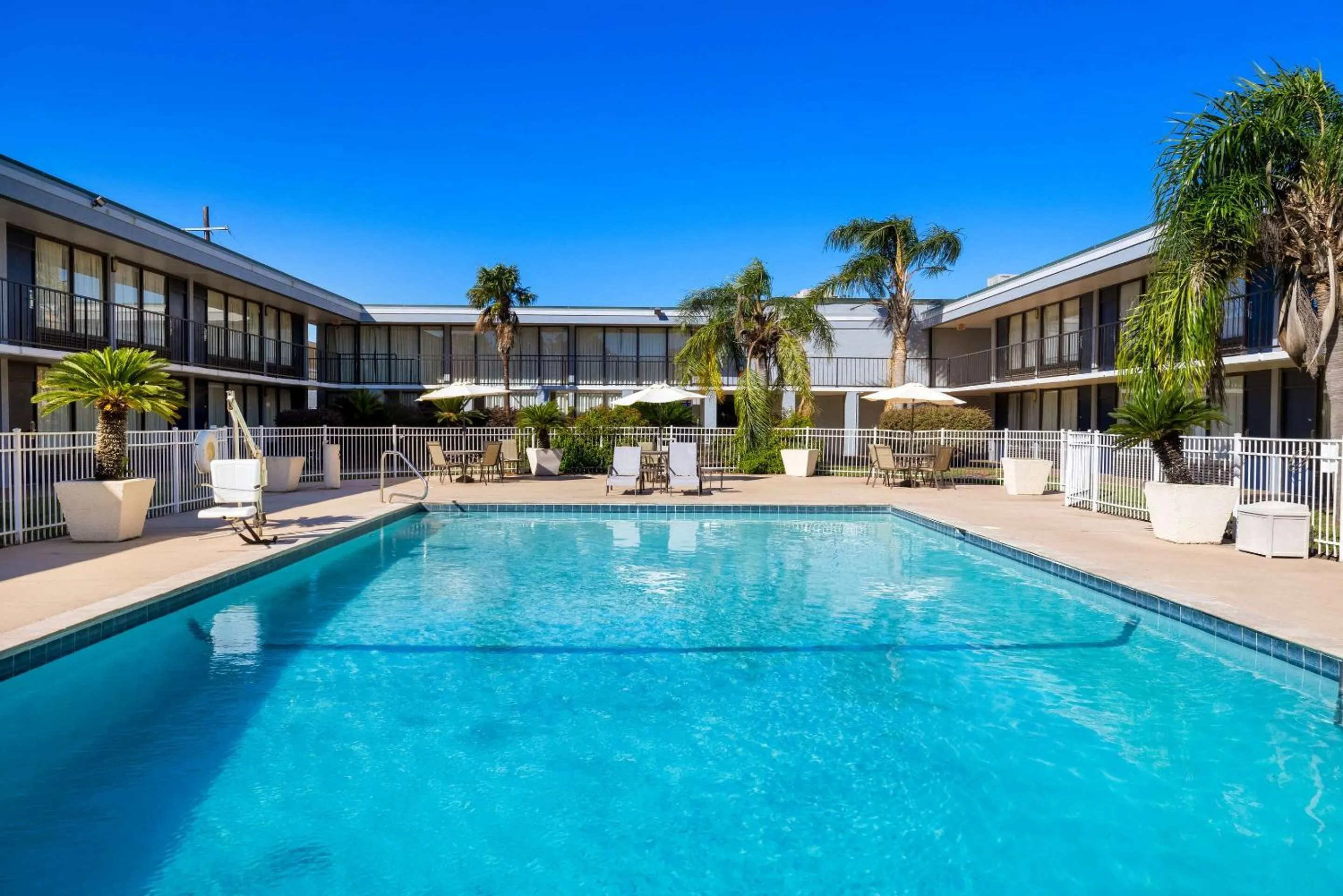 Swimming pool in Quality Inn Morgan City