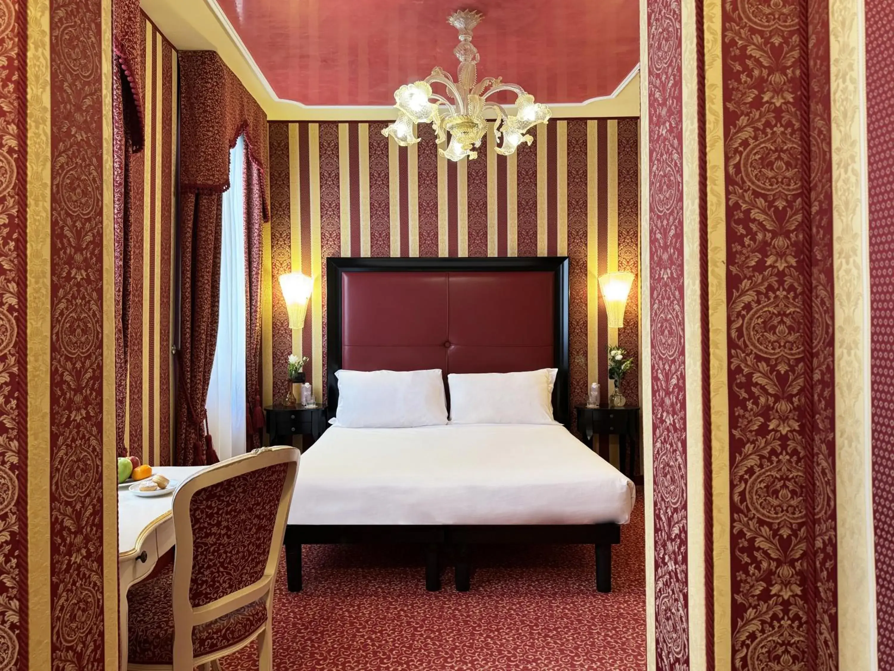 Superior Double Room with Canal View in Hotel Alcyone Superior Double Room with Canal View in Hotel Alcyone