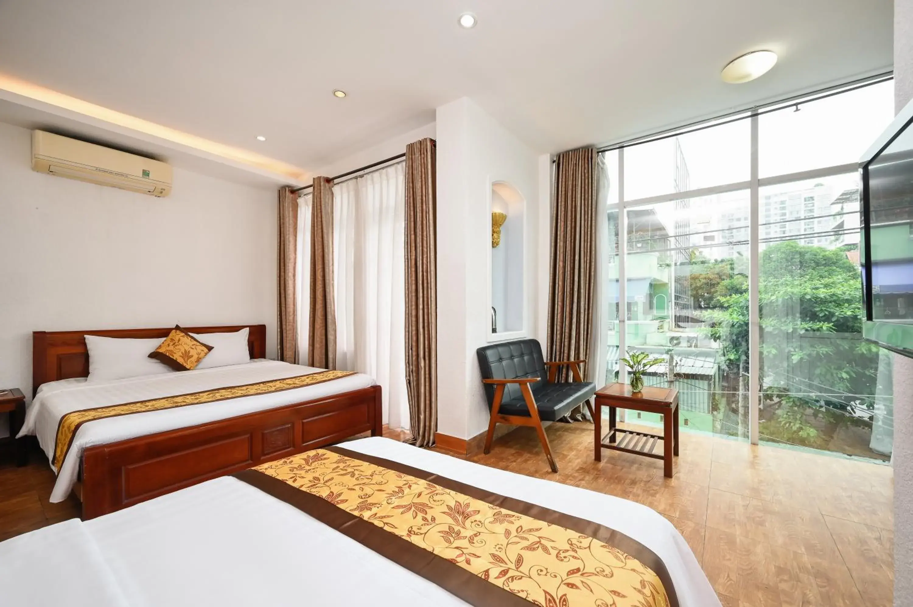 Photo of the whole room, Bed in Queen Hotel Saigon Airport Photo of the whole room, Bed in Queen Hotel Saigon Airport