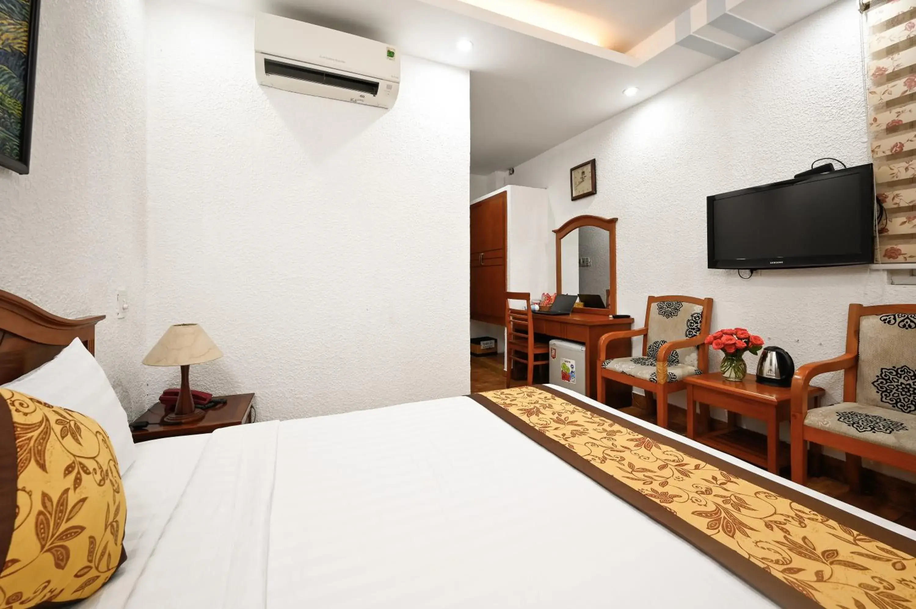 Bedroom, Bed in Queen Hotel Saigon Airport Bedroom, Bed in Queen Hotel Saigon Airport