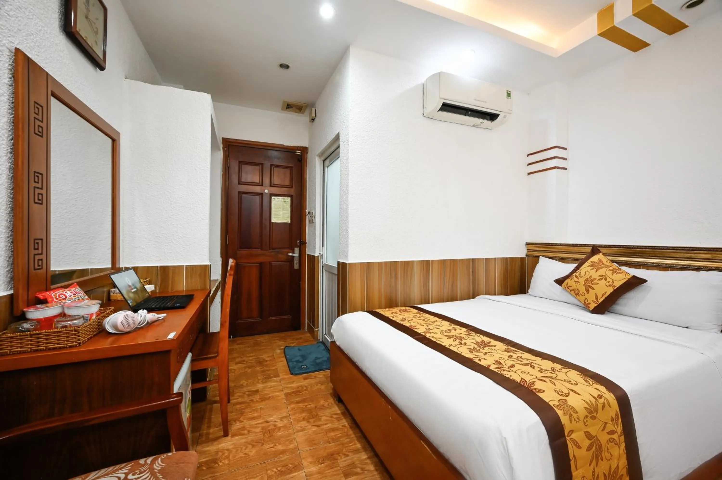 Bed in Queen Hotel Saigon Airport