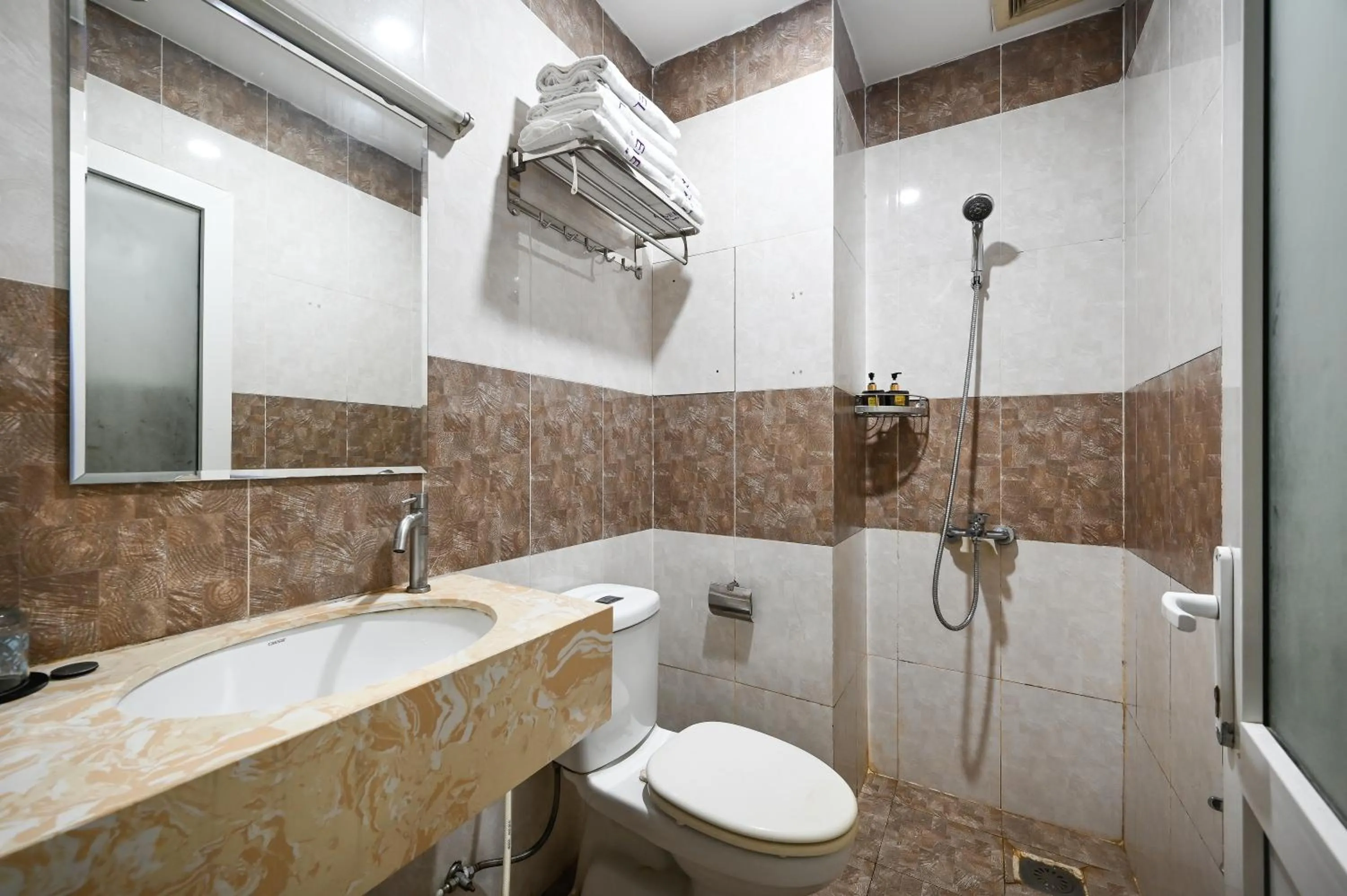 Bathroom in Queen Hotel Saigon Airport