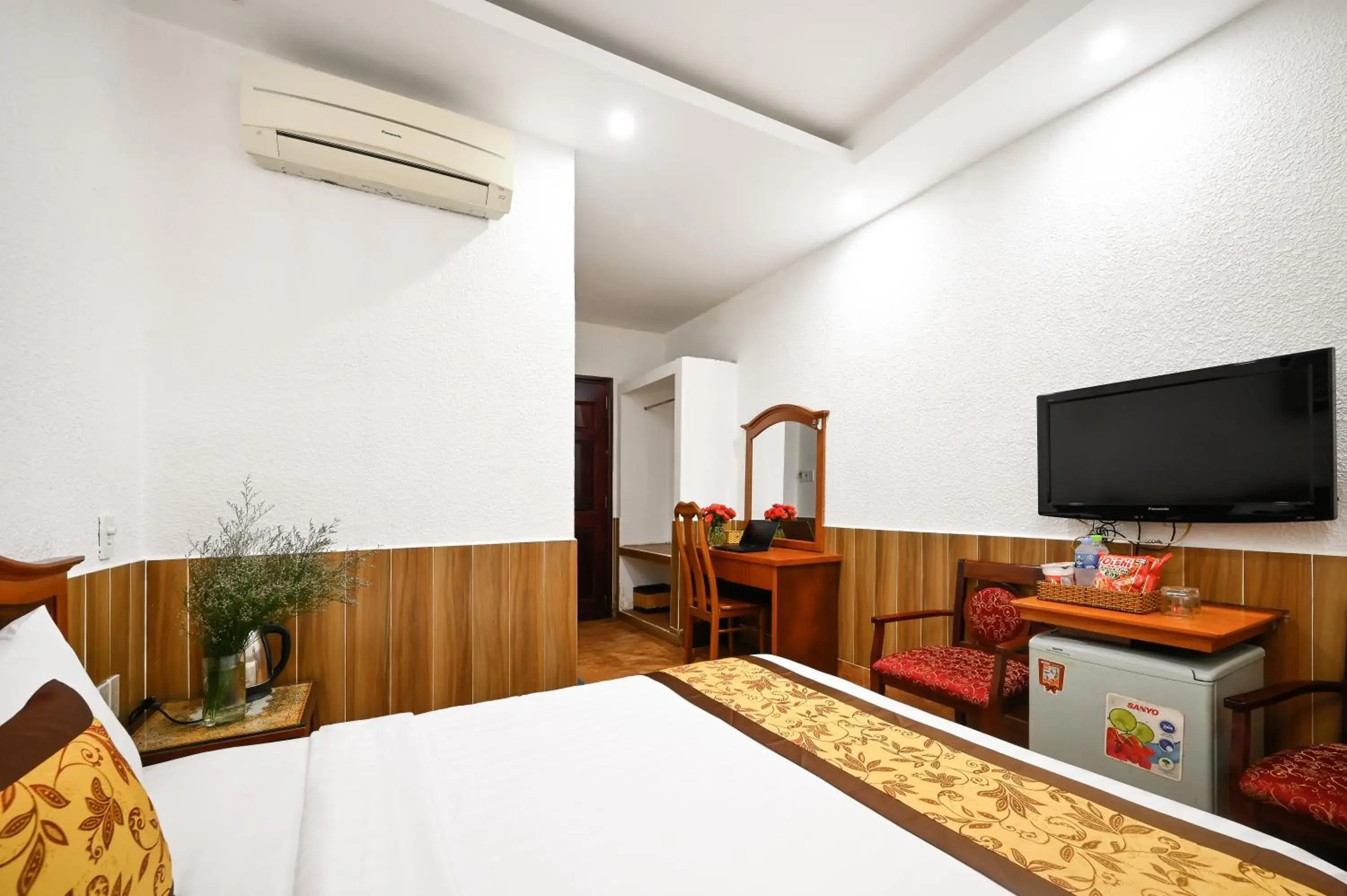 Bedroom, Bed in Queen Hotel Saigon Airport Bedroom, Bed in Queen Hotel Saigon Airport