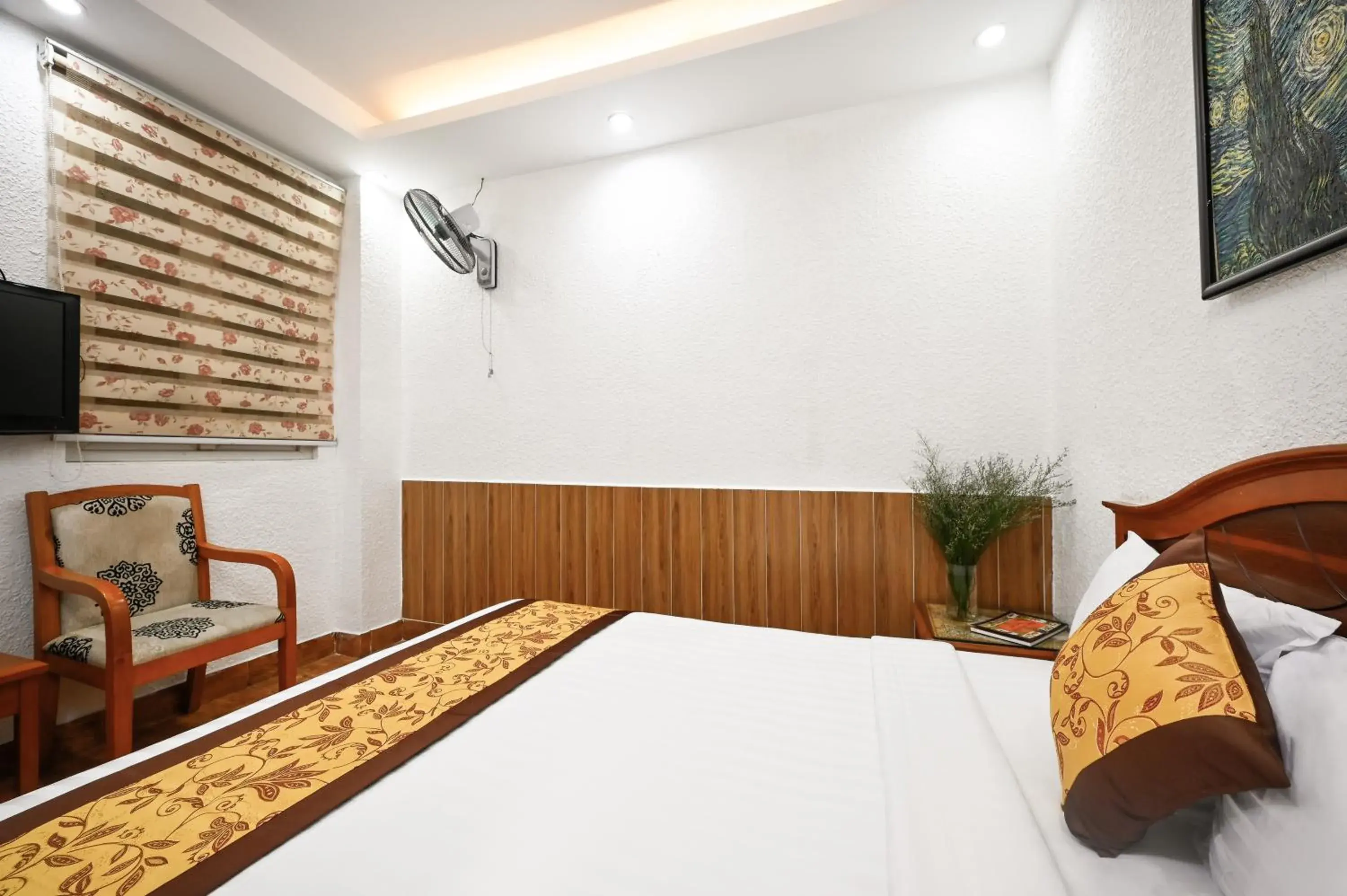 Bed in Queen Hotel Saigon Airport Bed in Queen Hotel Saigon Airport