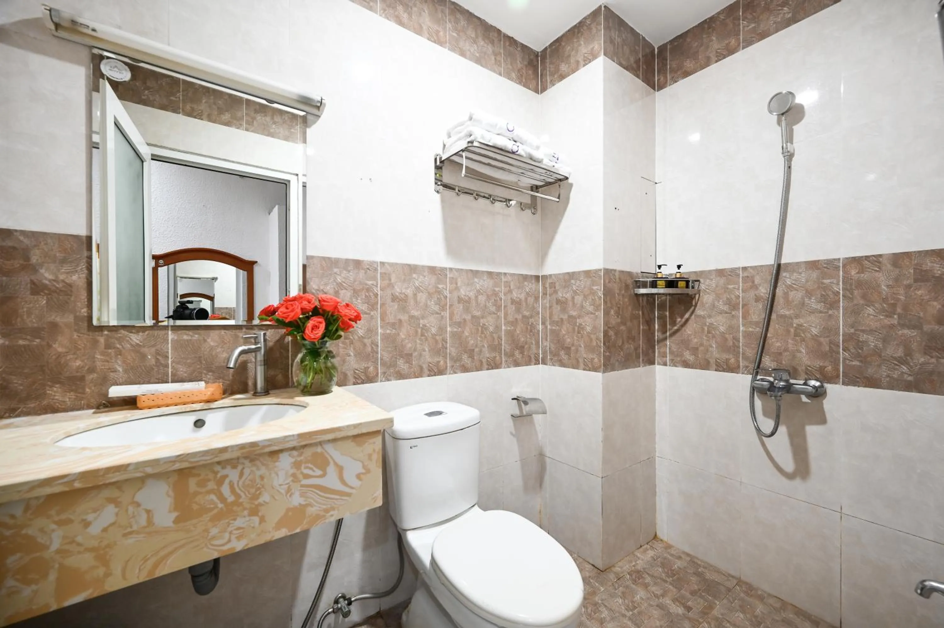 Bathroom in Queen Hotel Saigon Airport