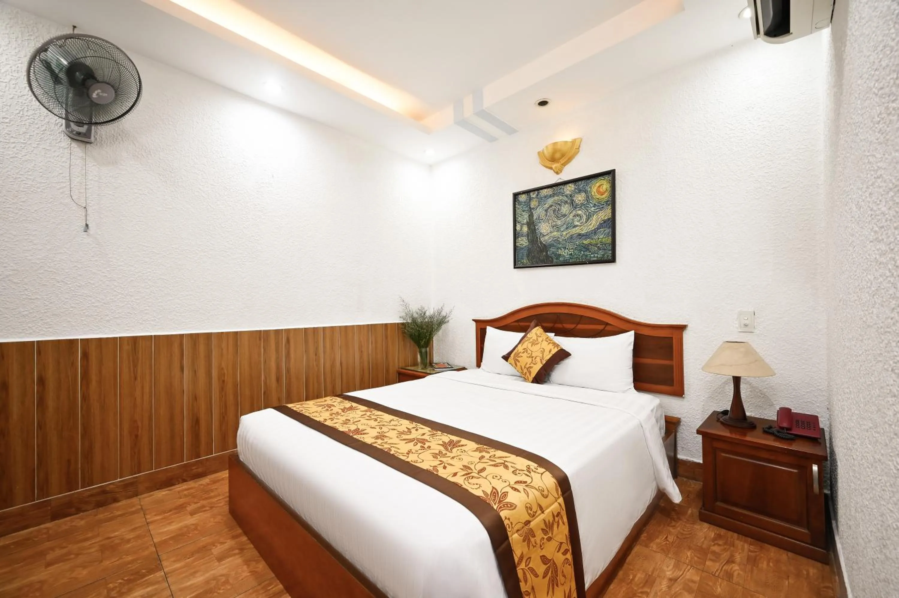 Bedroom, Bed in Queen Hotel Saigon Airport