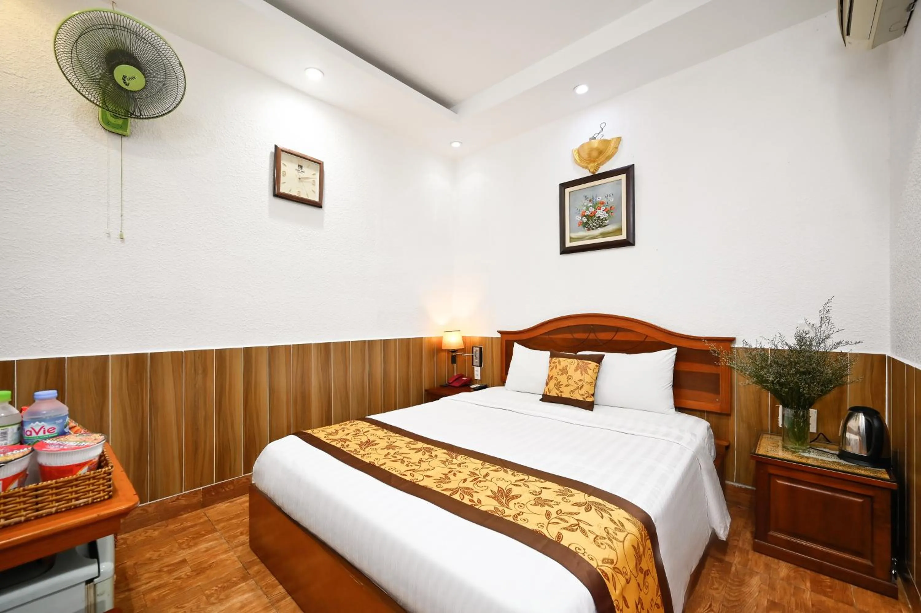 Bedroom, Bed in Queen Hotel Saigon Airport