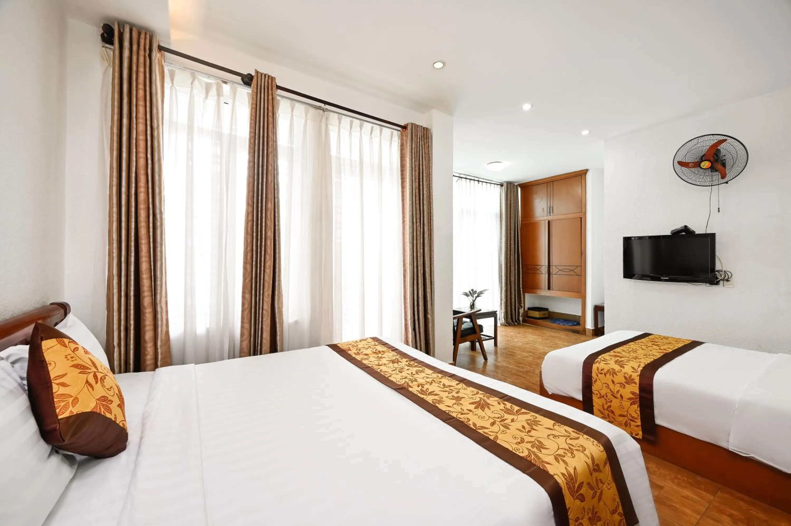 Bed in Queen Hotel Saigon Airport