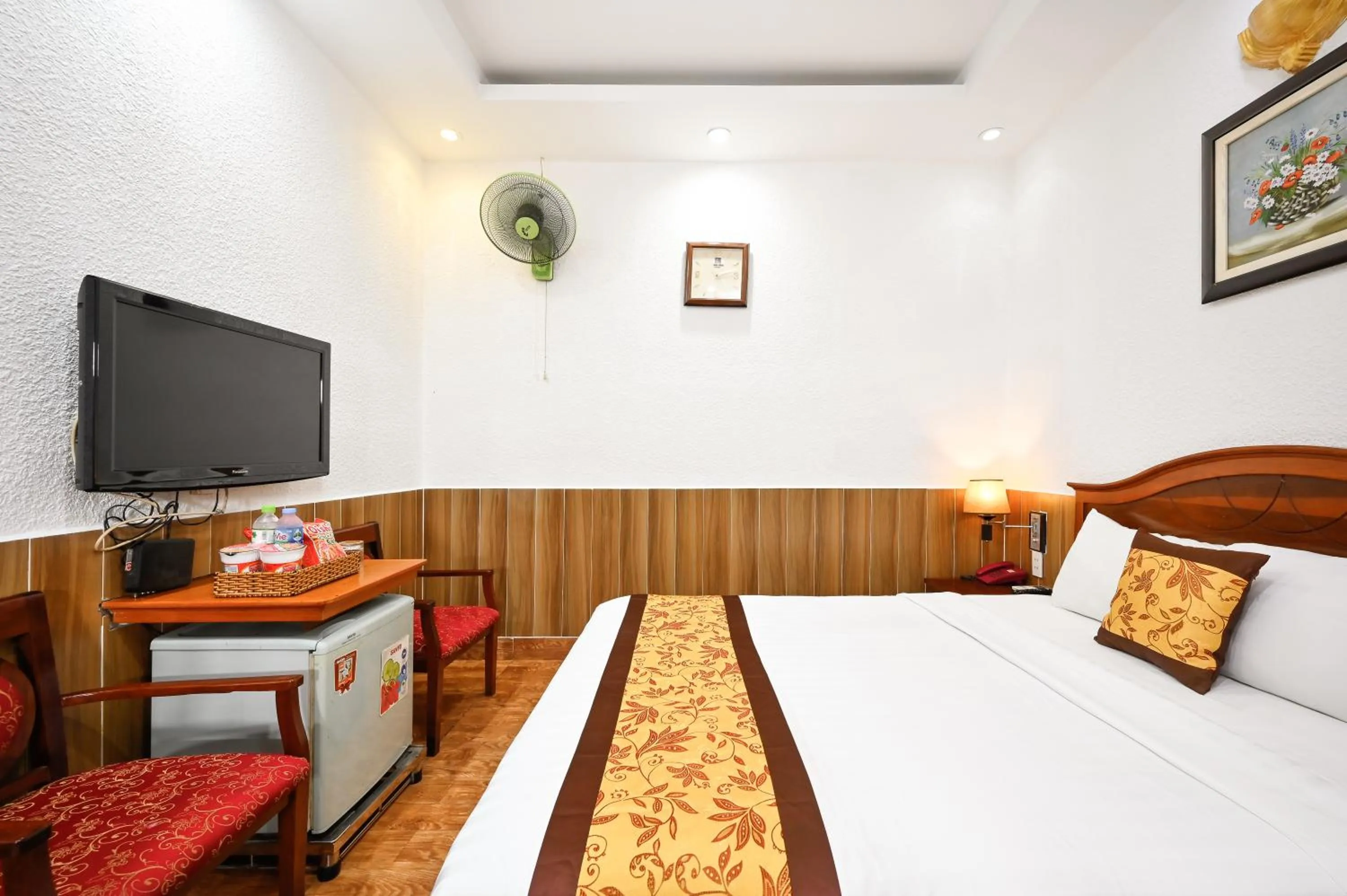 Bedroom, Bed in Queen Hotel Saigon Airport