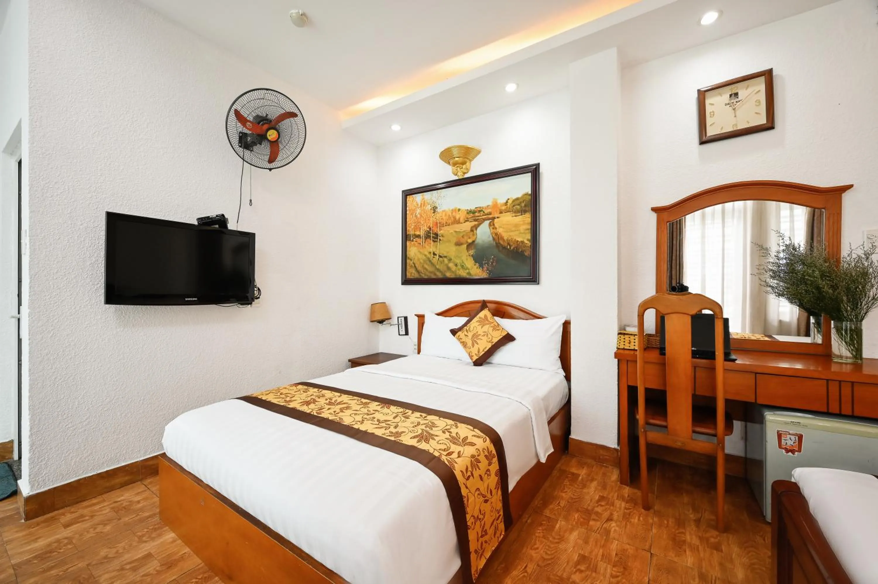 Bed in Queen Hotel Saigon Airport