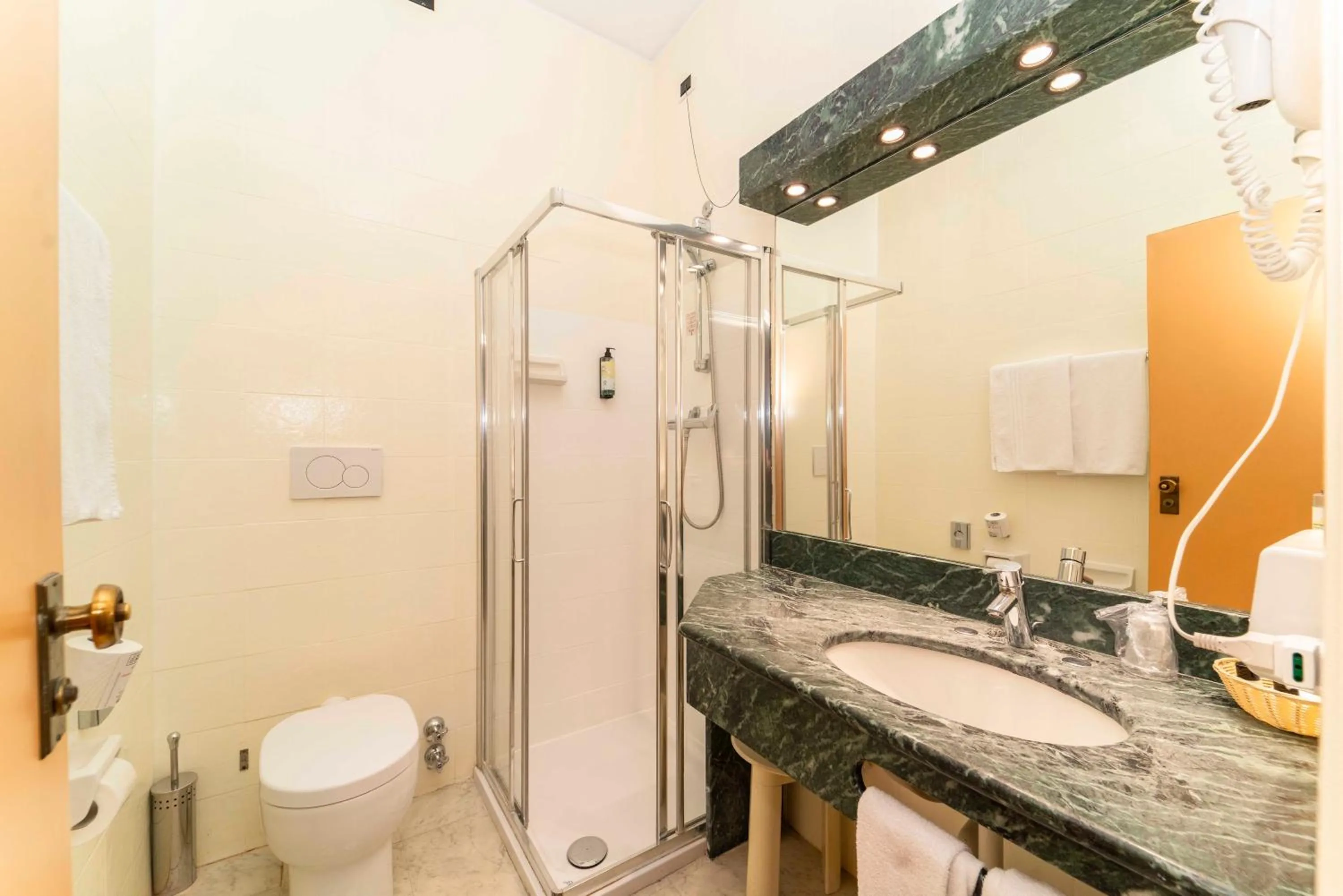 Bathroom in Hotel Royal Torino Centro Congressi