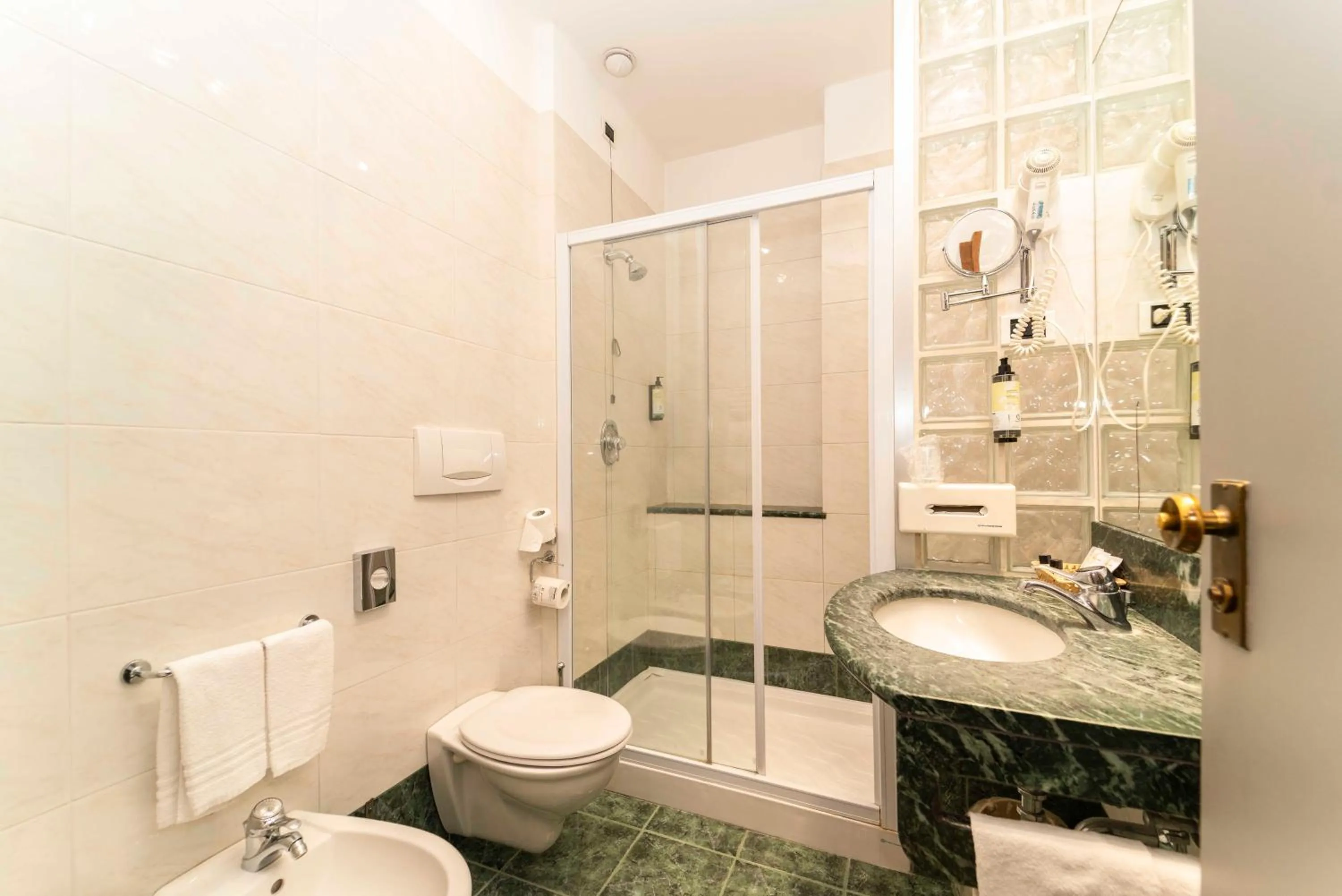 Bathroom in Hotel Royal Torino Centro Congressi