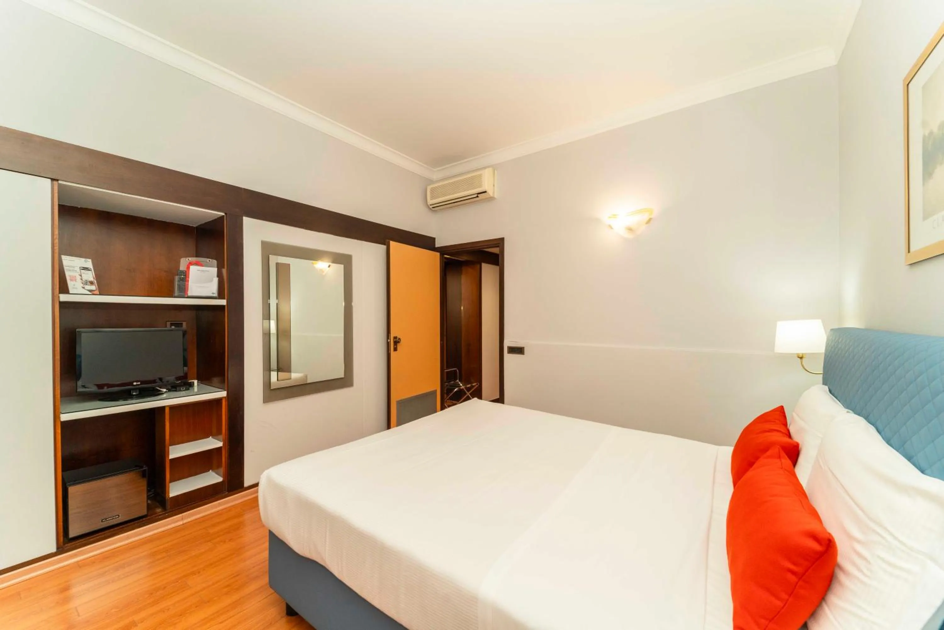 Bedroom, Bed in Hotel Royal Torino Centro Congressi