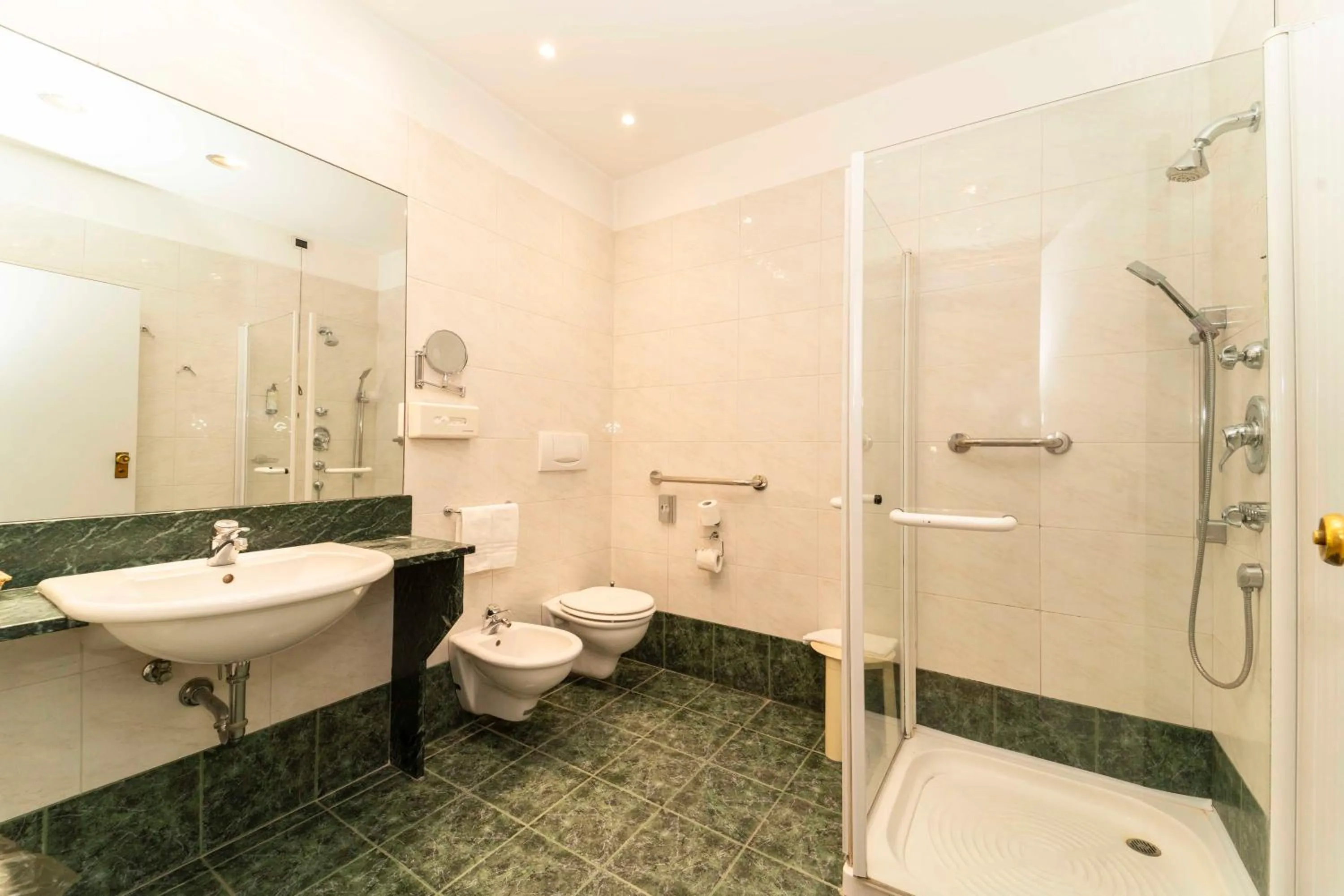 Bathroom in Hotel Royal Torino Centro Congressi