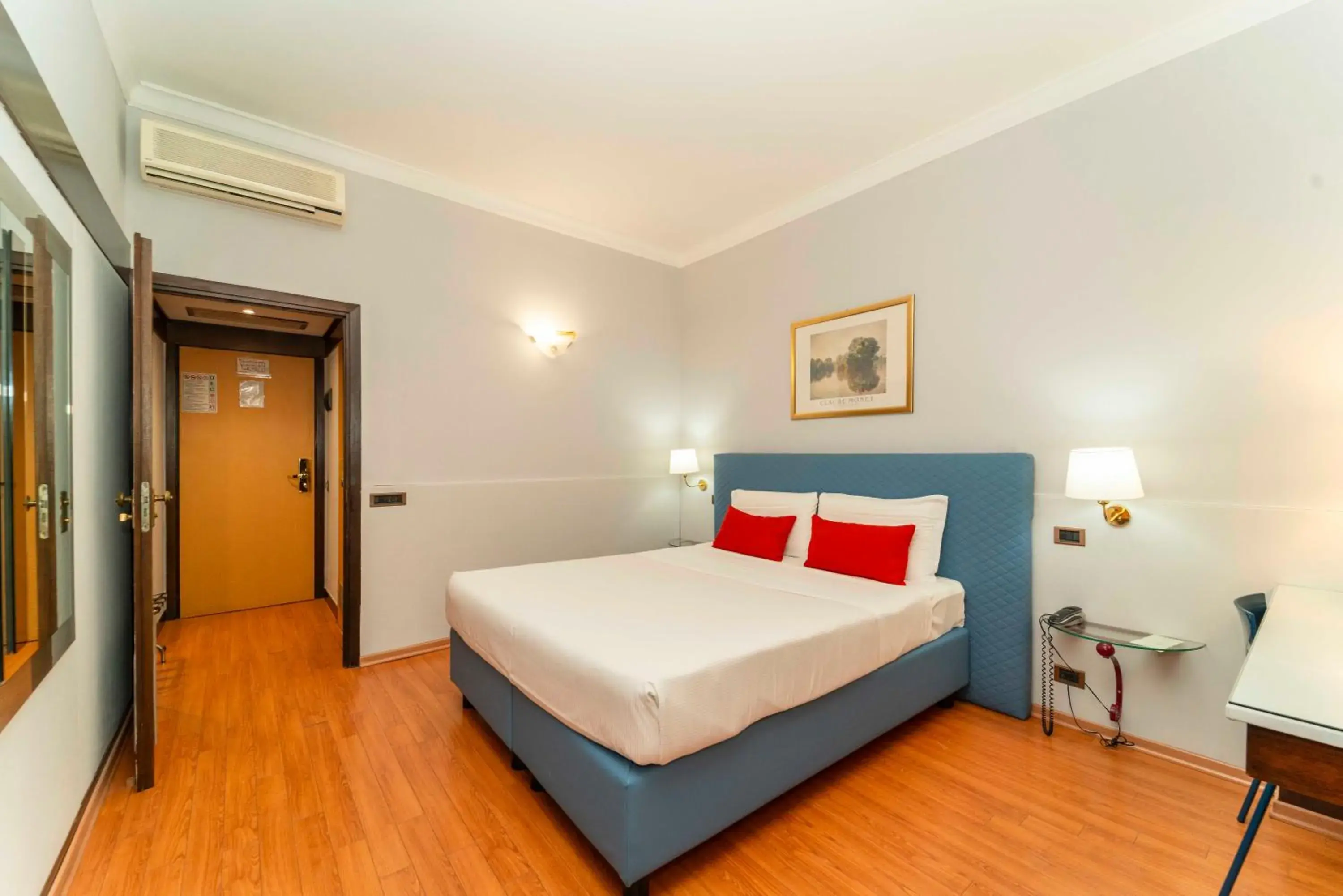 Photo of the whole room, Bed in Hotel Royal Torino Centro Congressi Photo of the whole room, Bed in Hotel Royal Torino Centro Congressi