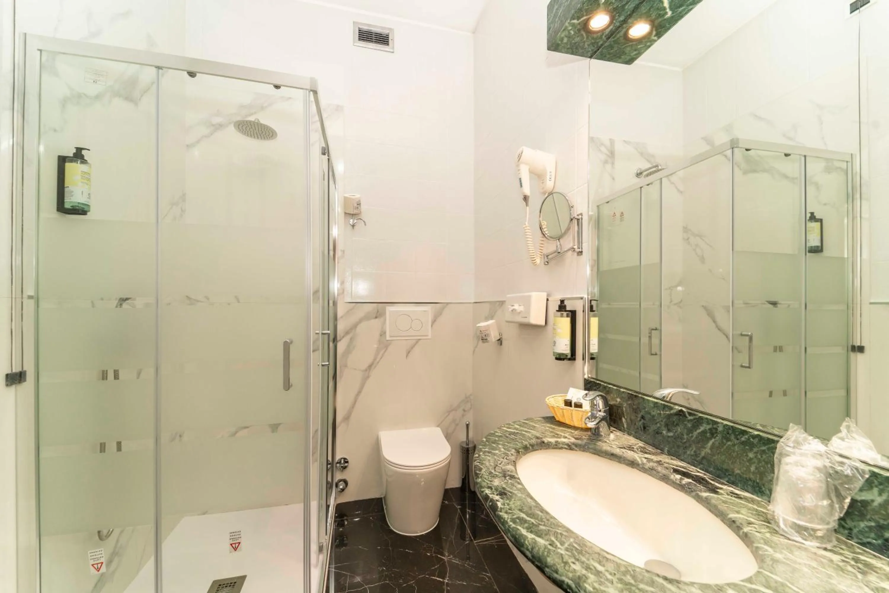 Bathroom in Hotel Royal Torino Centro Congressi