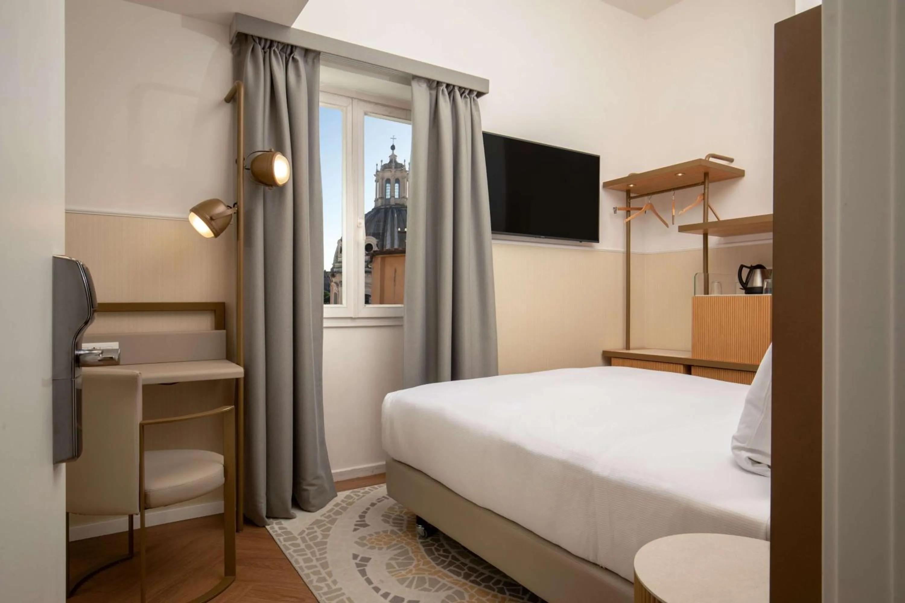 Bedroom, Bed in Cosmopolita Hotel Rome, Tapestry Collection by Hilton