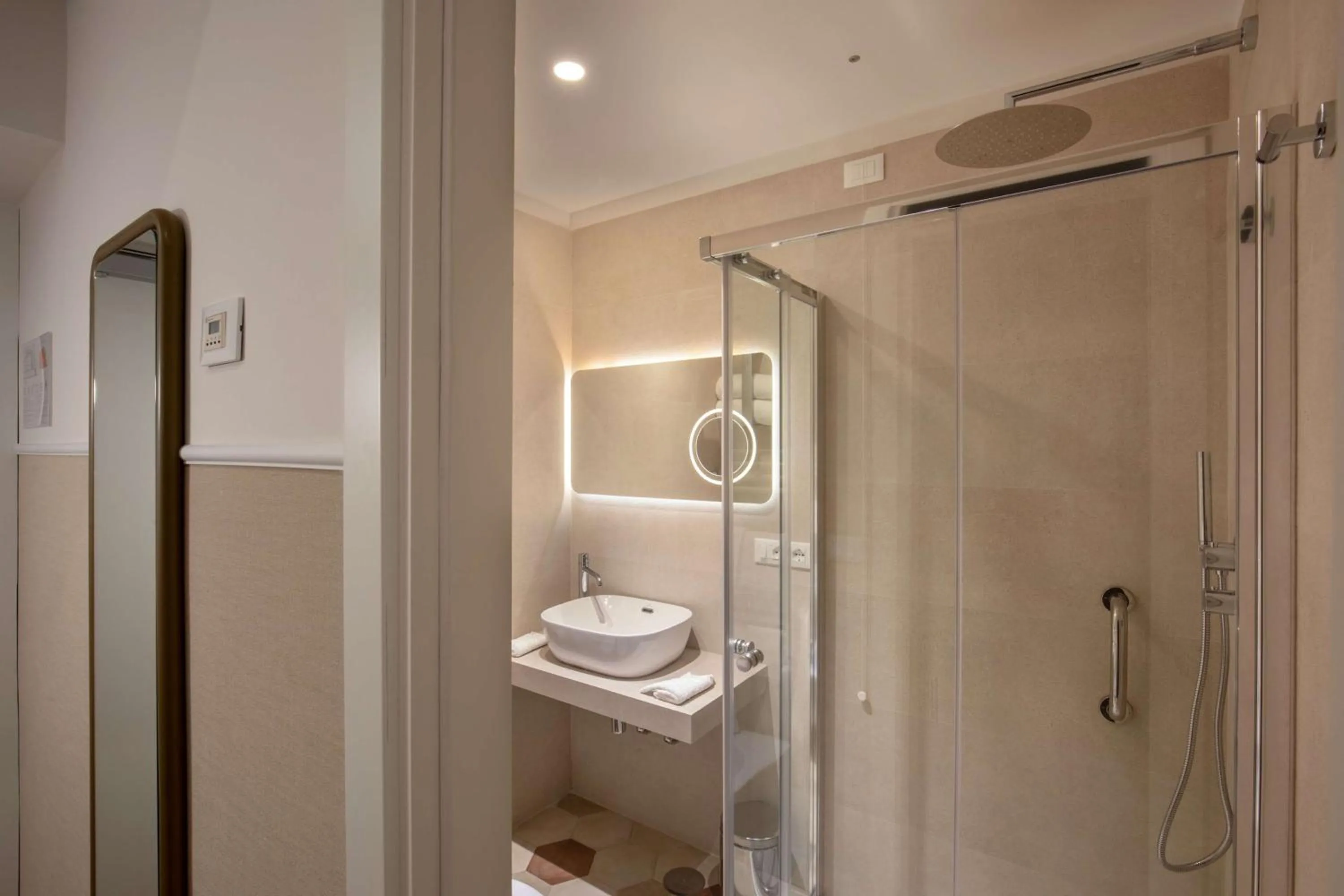 Bathroom in Cosmopolita Hotel Rome, Tapestry Collection by Hilton