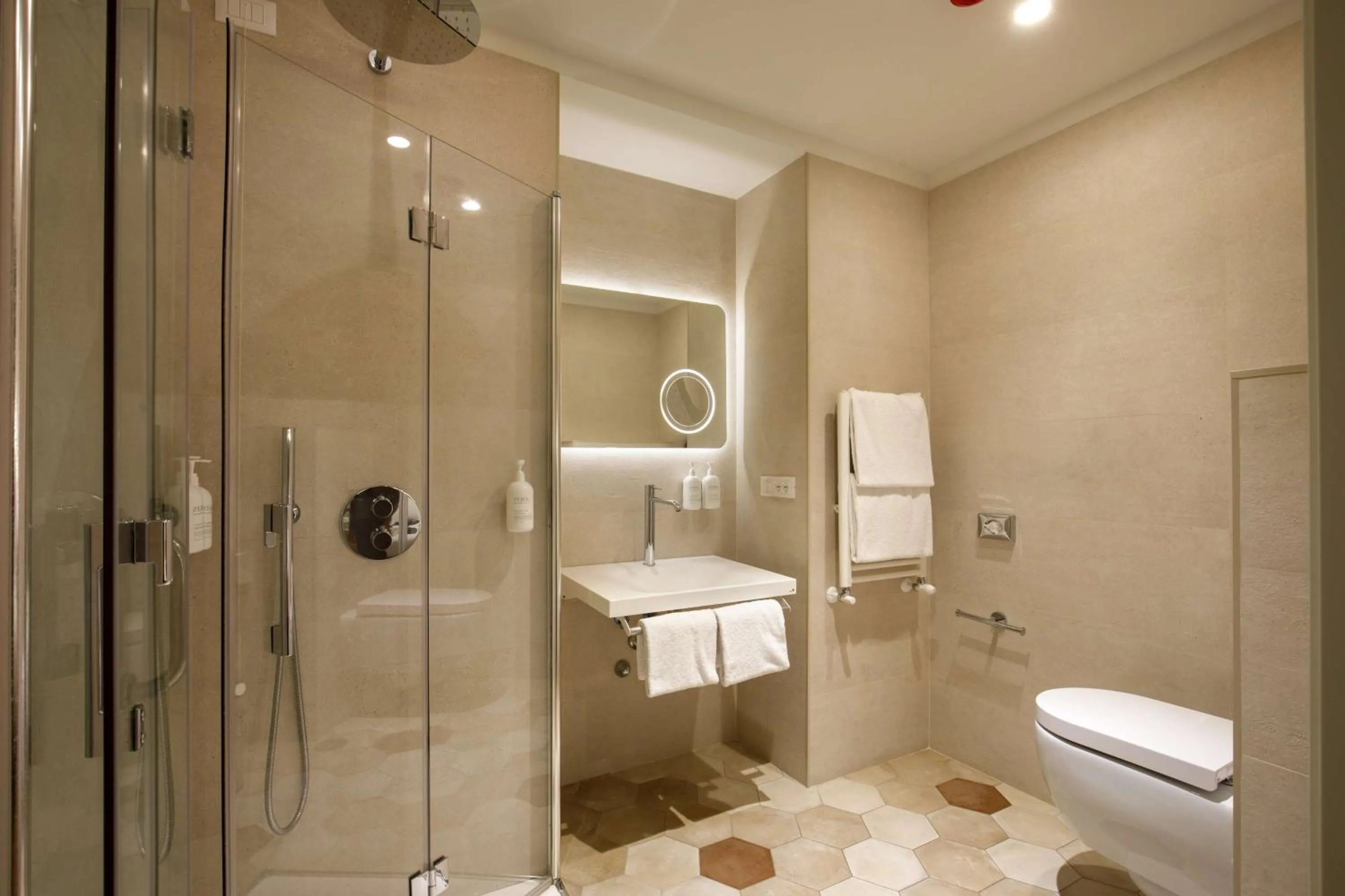 Bathroom in Cosmopolita Hotel Rome, Tapestry Collection by Hilton