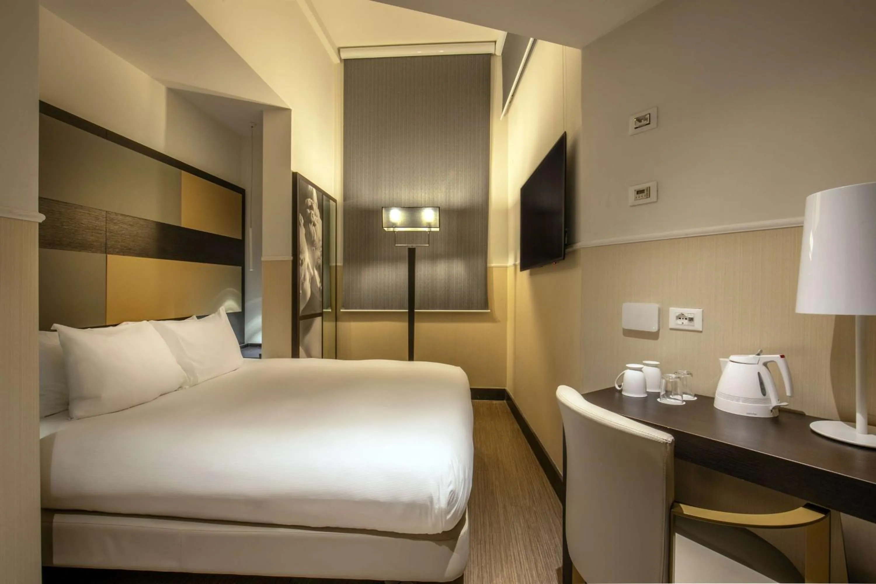 Bedroom, Bed in Cosmopolita Hotel Rome, Tapestry Collection by Hilton