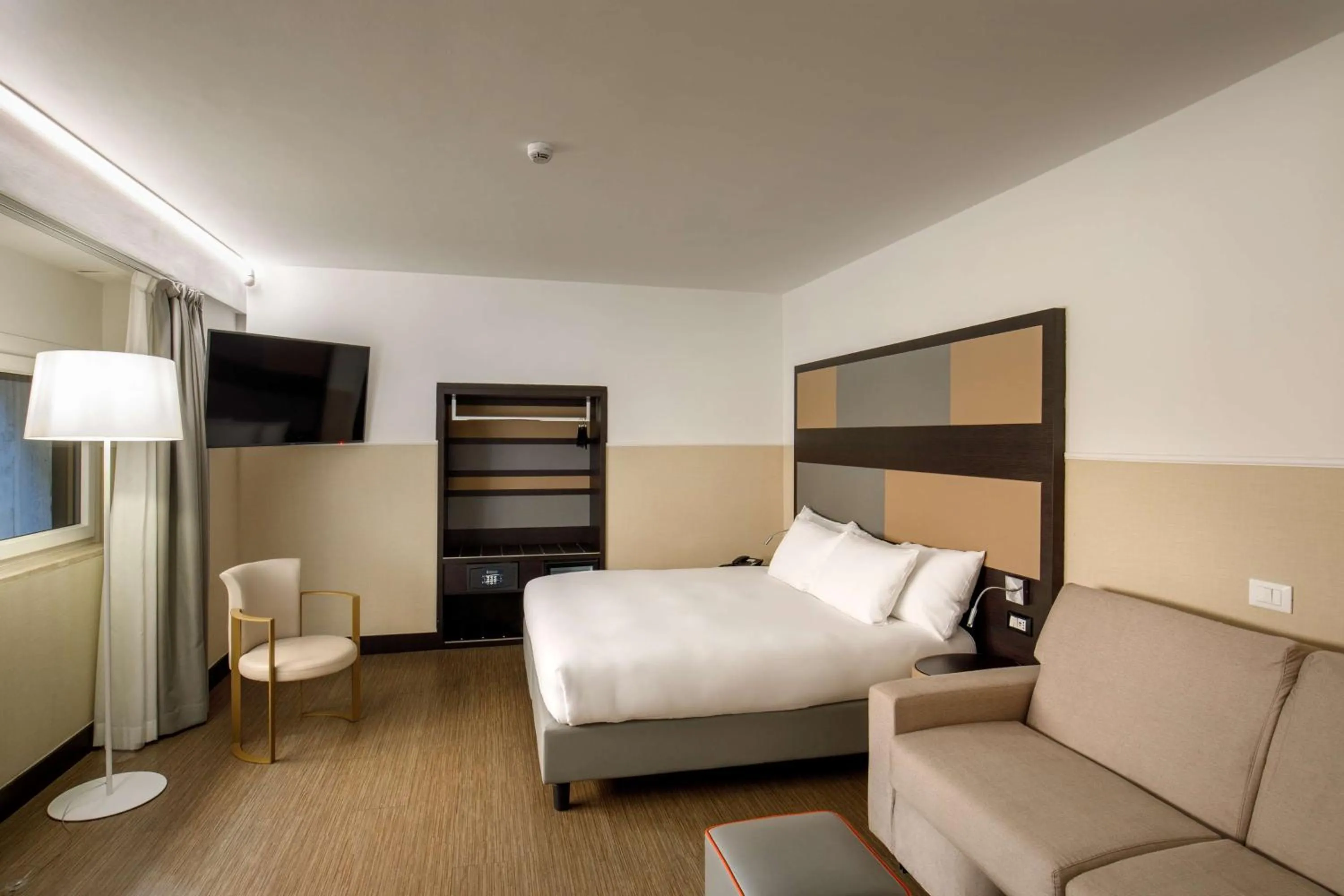 Bedroom, Bed in Cosmopolita Hotel Rome, Tapestry Collection by Hilton