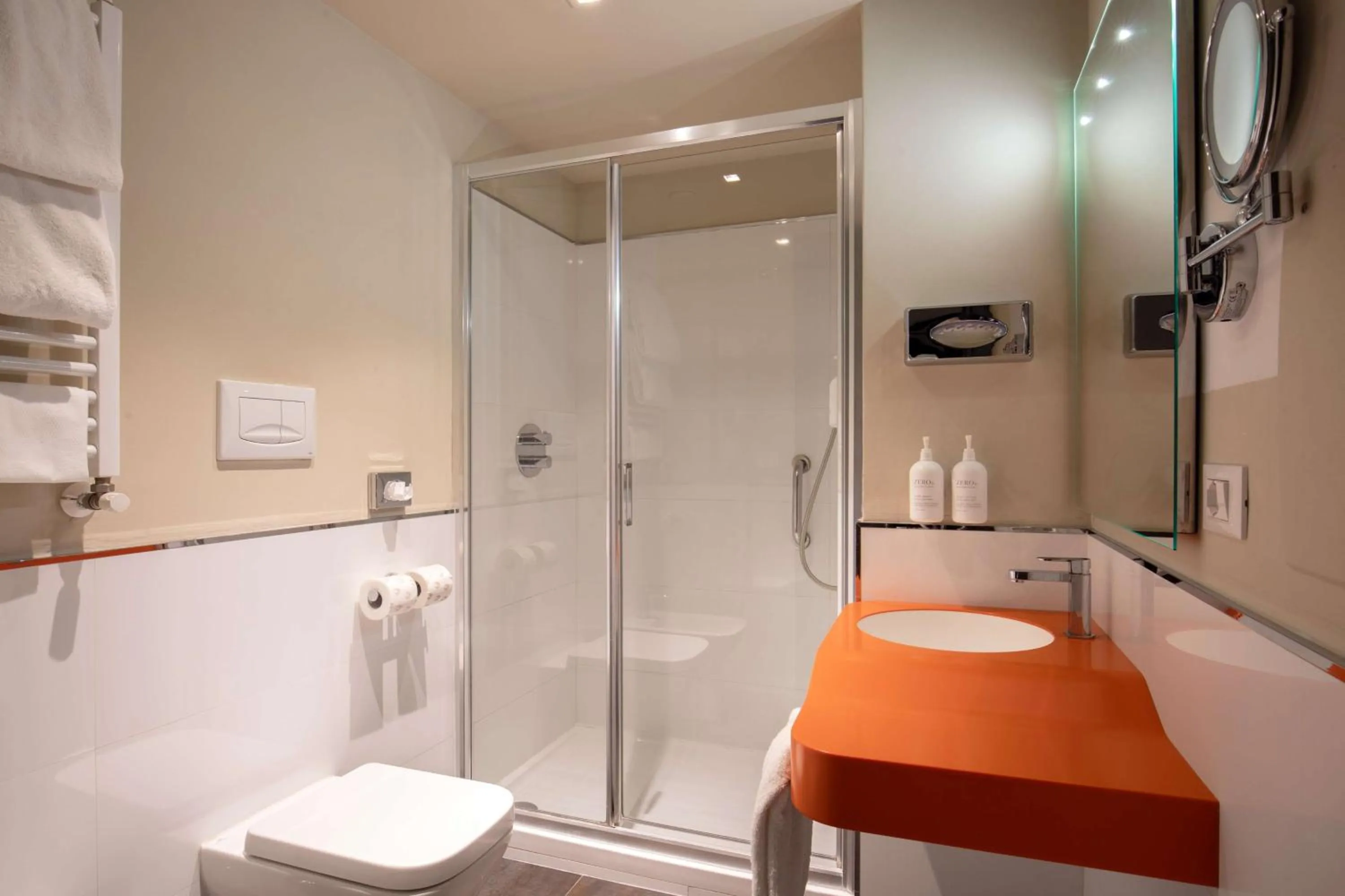 Bathroom in Cosmopolita Hotel Rome, Tapestry Collection by Hilton