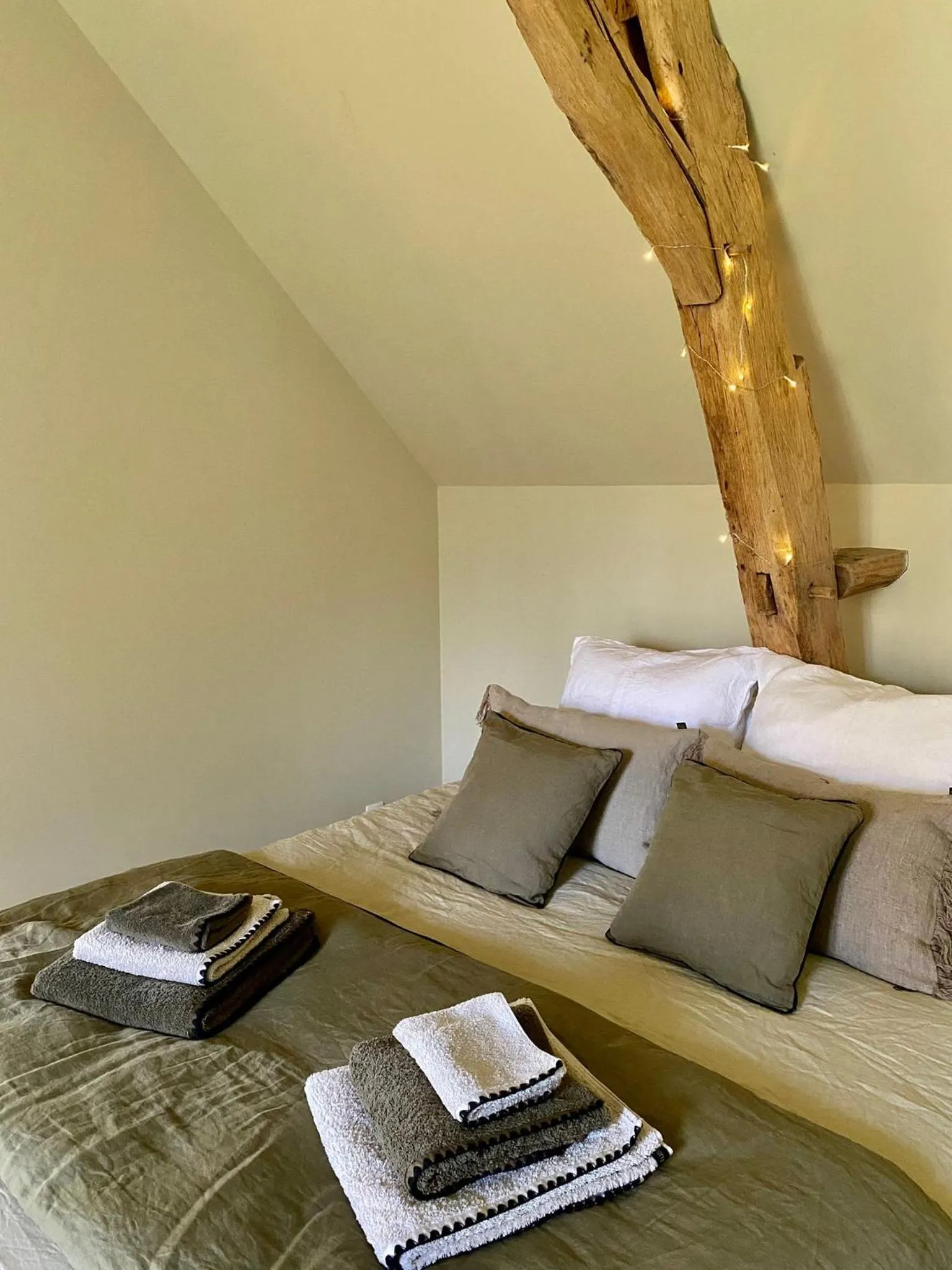 Bedroom, Bed in Le moulin du Mesnil