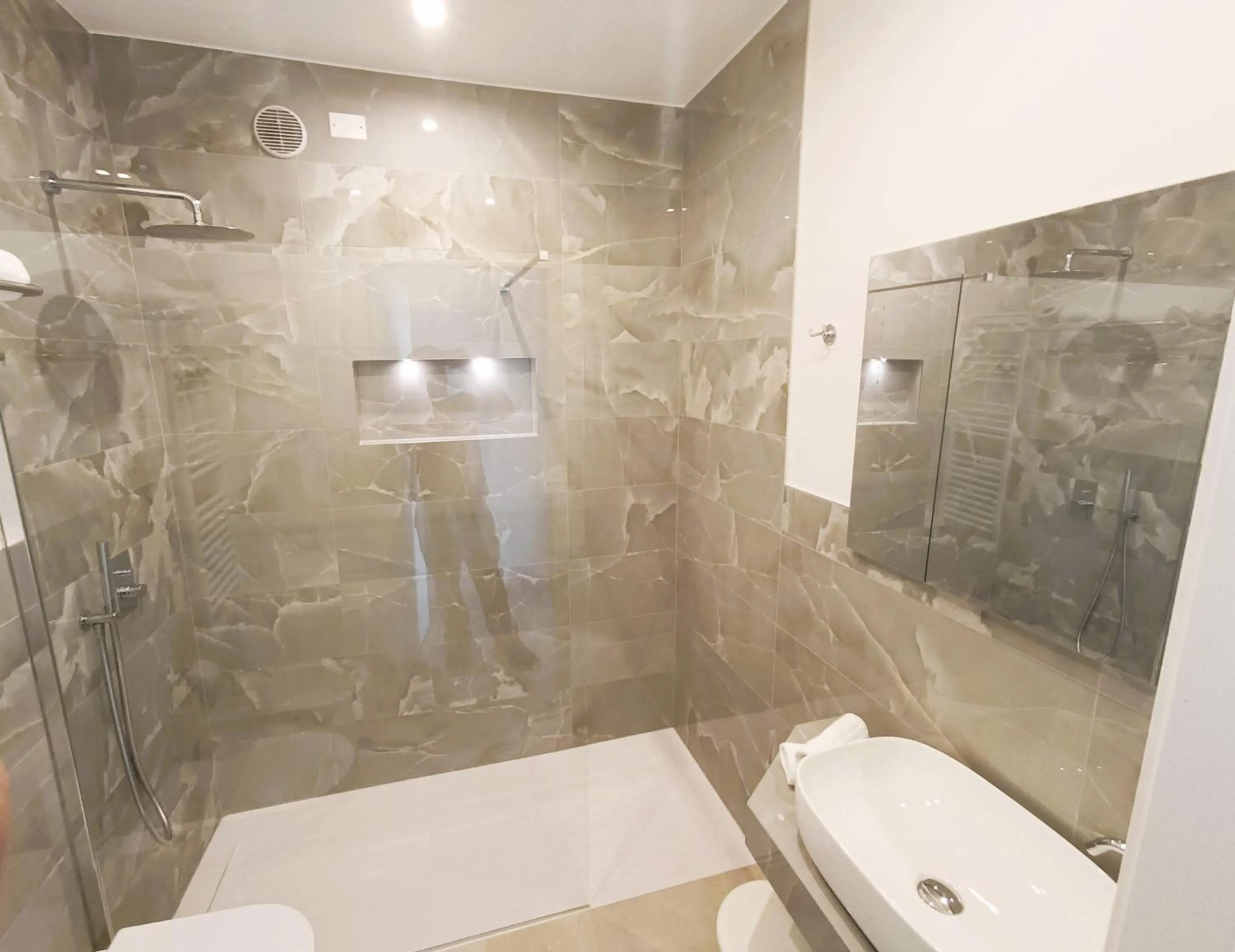 Shower in Hotel Biancamano
