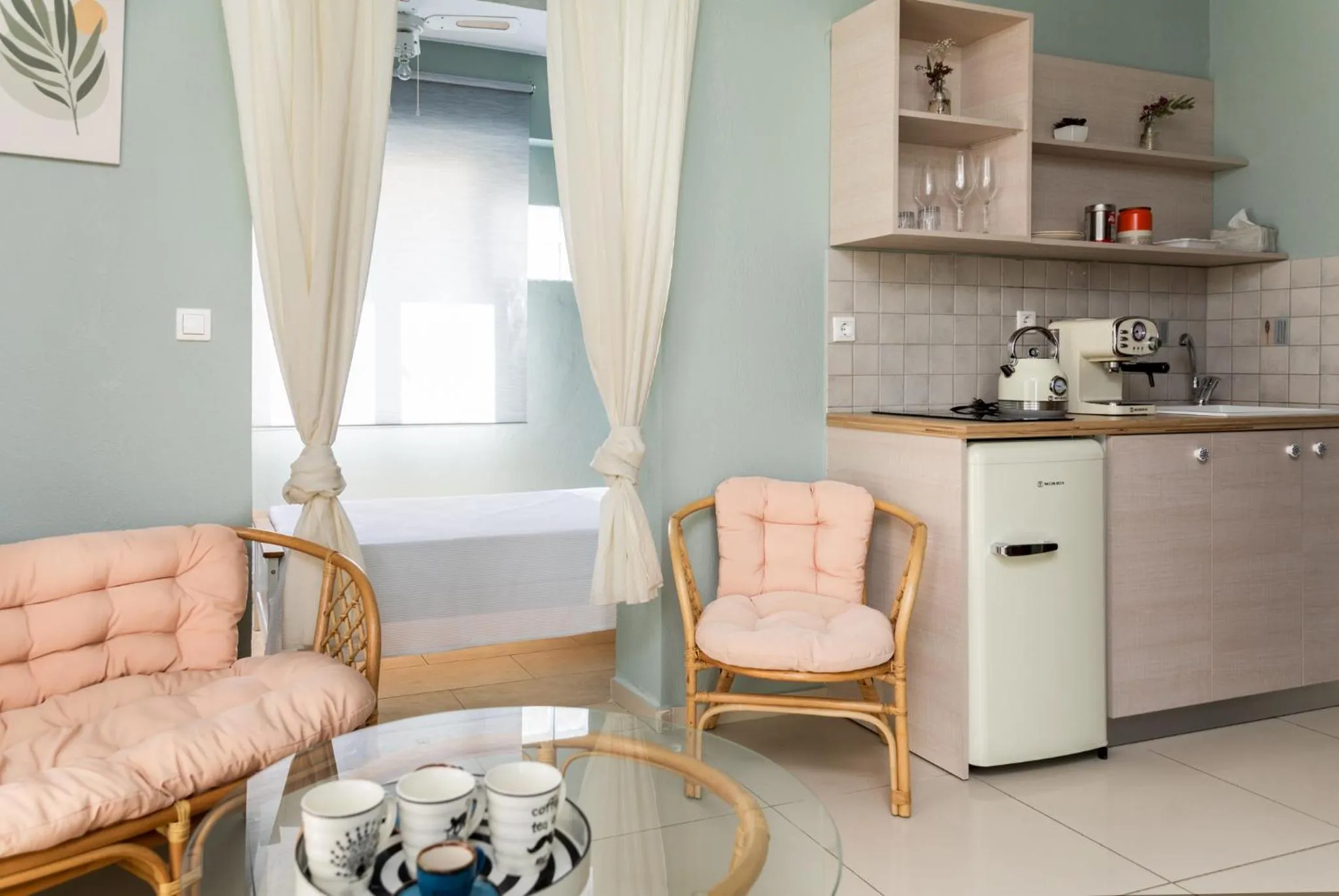 Coffee/tea facilities in Arsas Suites