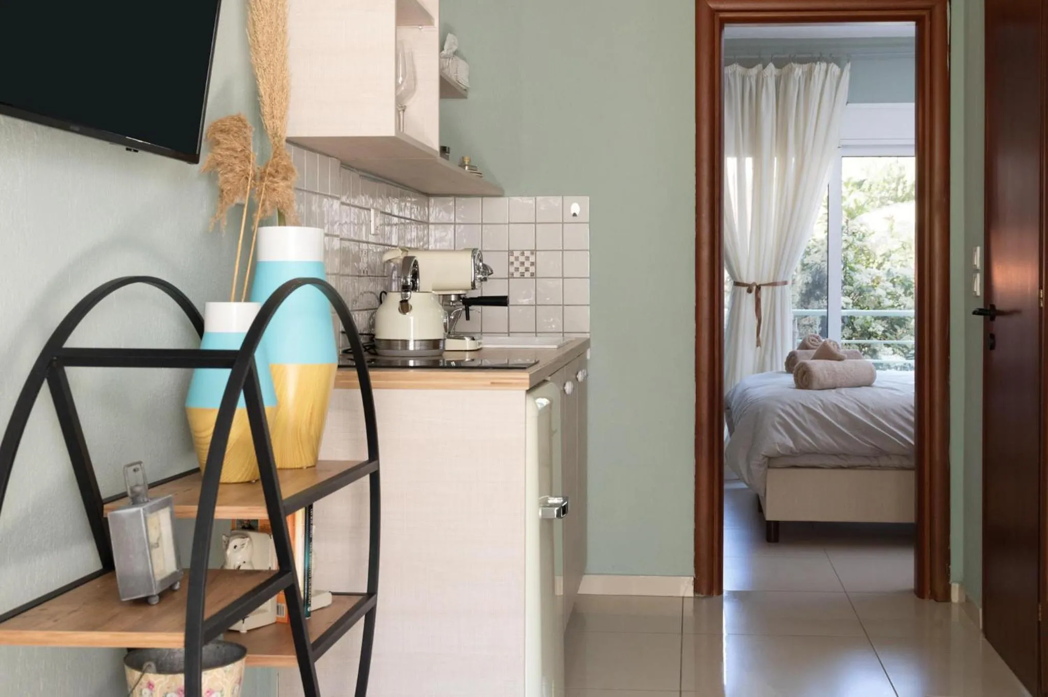 Kitchen or kitchenette, Bed in Arsas Suites