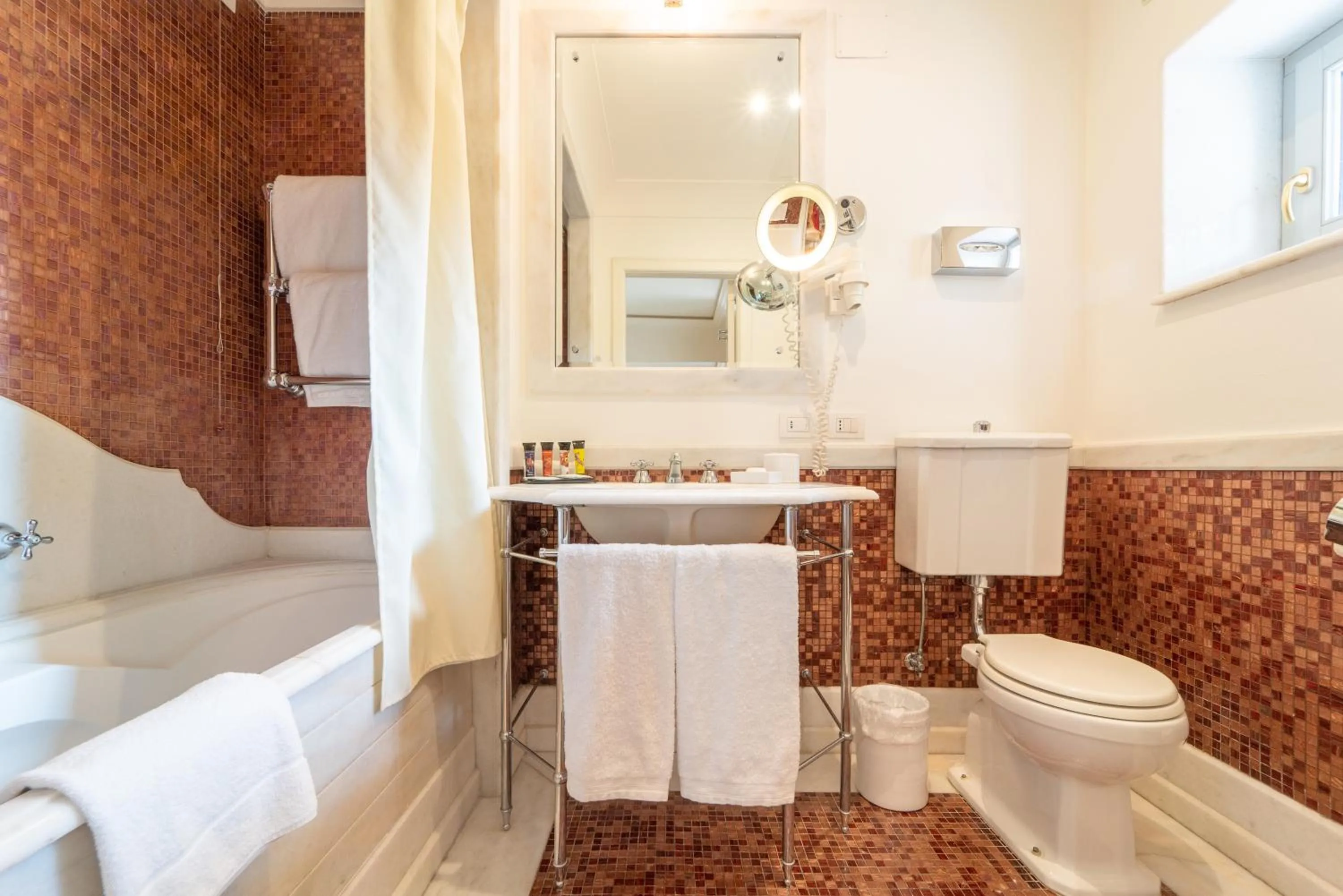 Hot Tub in Relais Villa San Martino