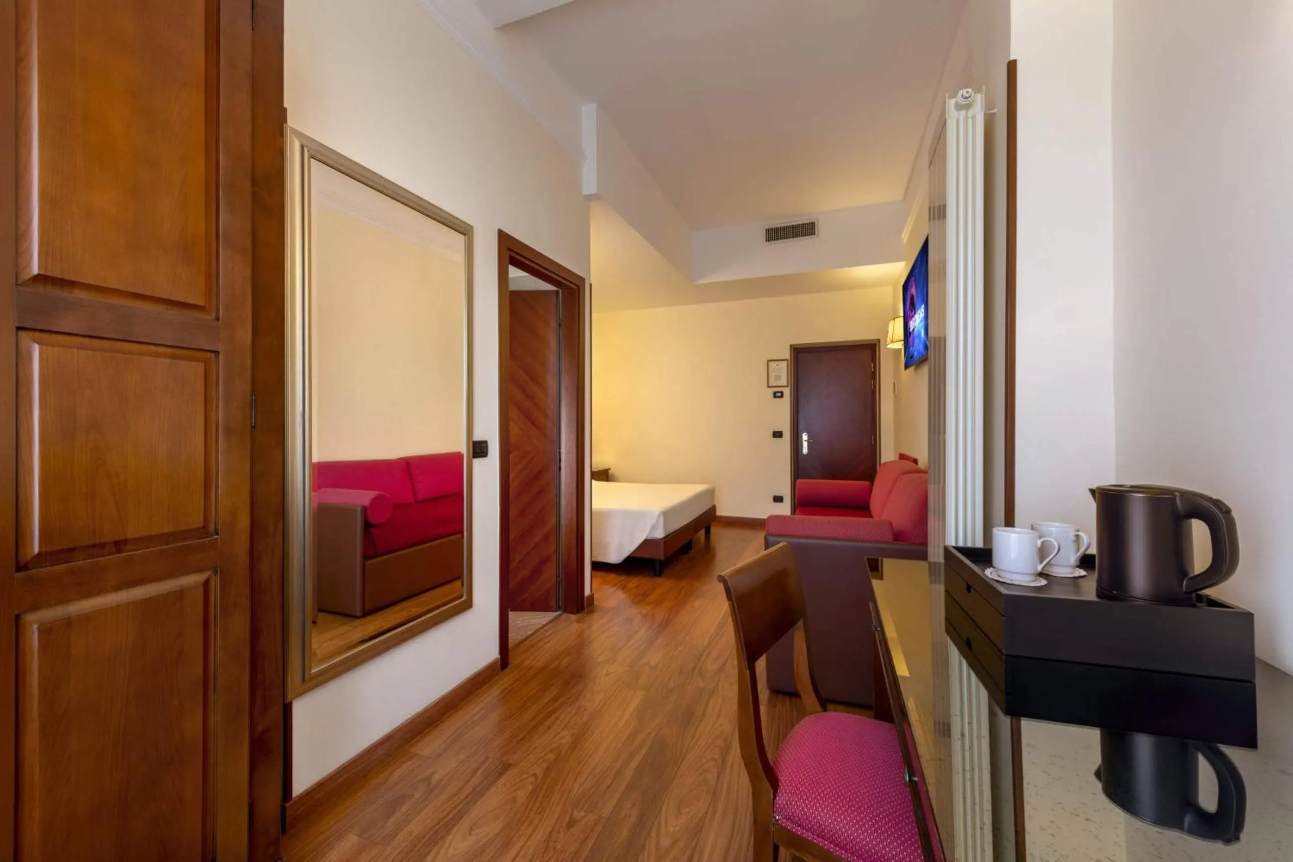 Photo of the whole room, Bed in Lancaster Hotel