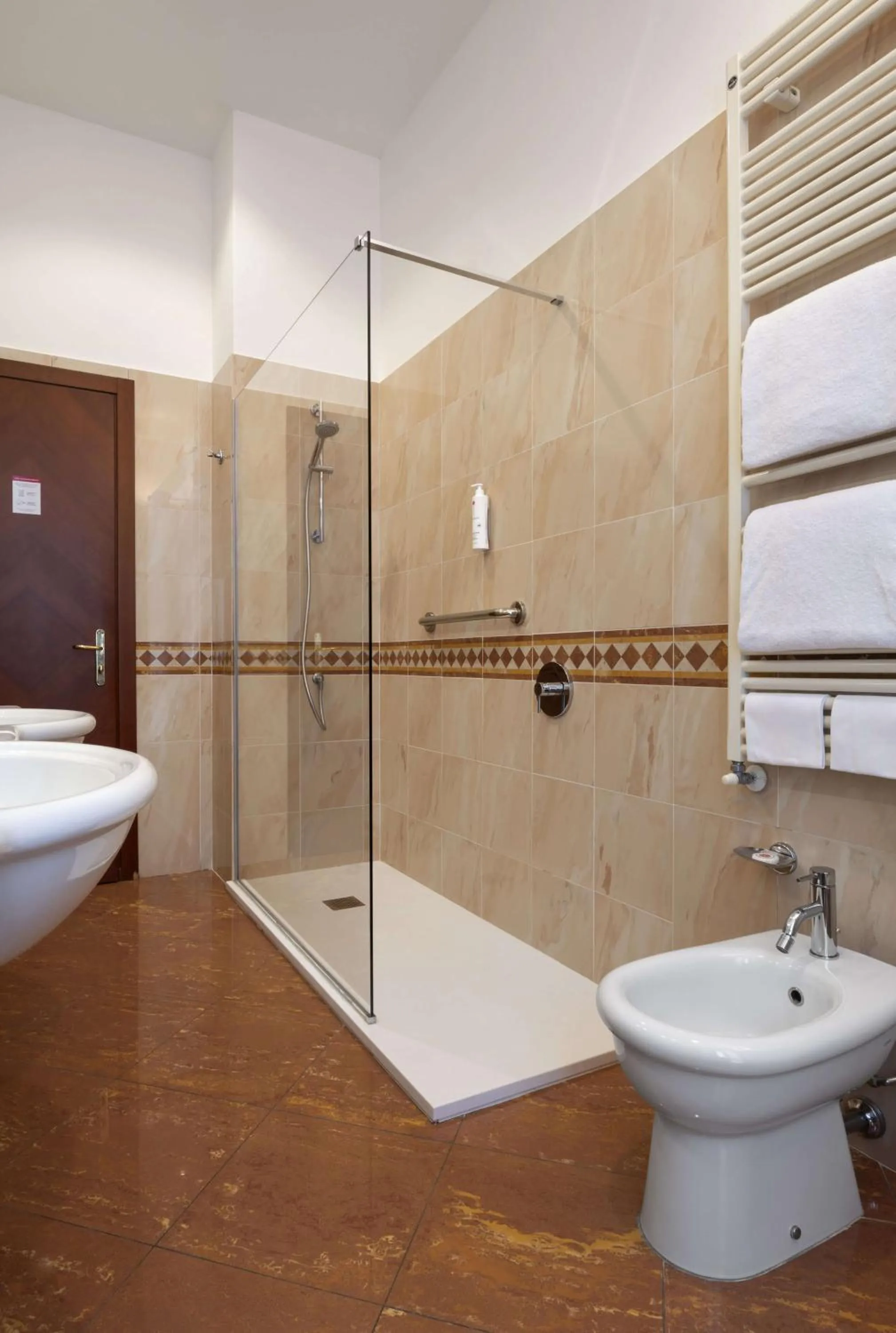 Shower in Lancaster Hotel