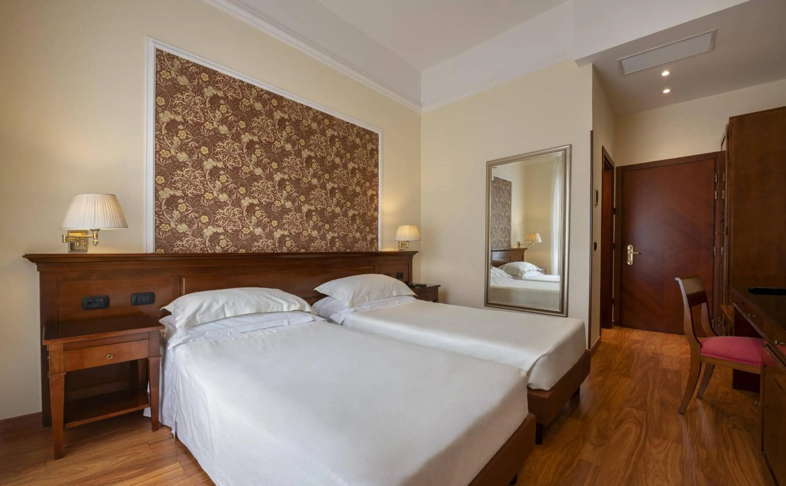 Bedroom, Bed in Lancaster Hotel