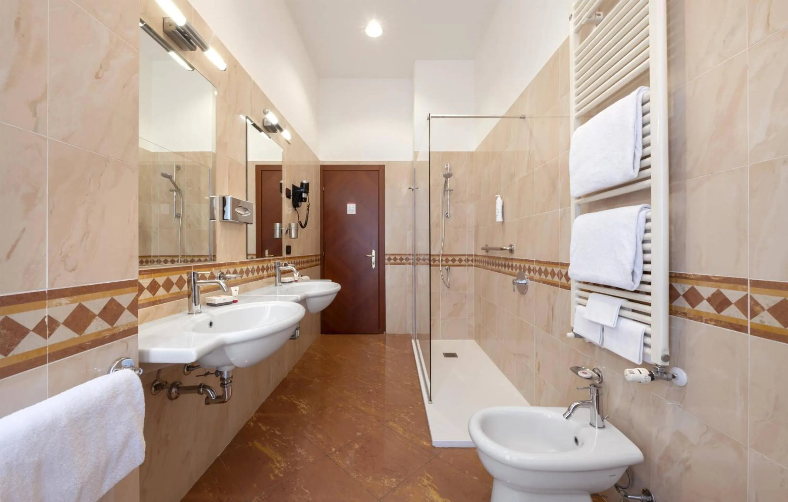 Shower in Lancaster Hotel