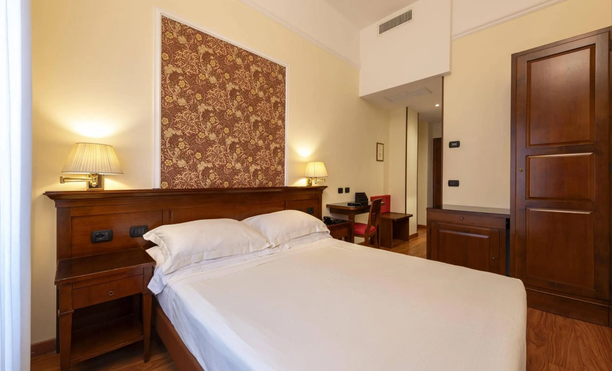 Bedroom, Bed in Lancaster Hotel