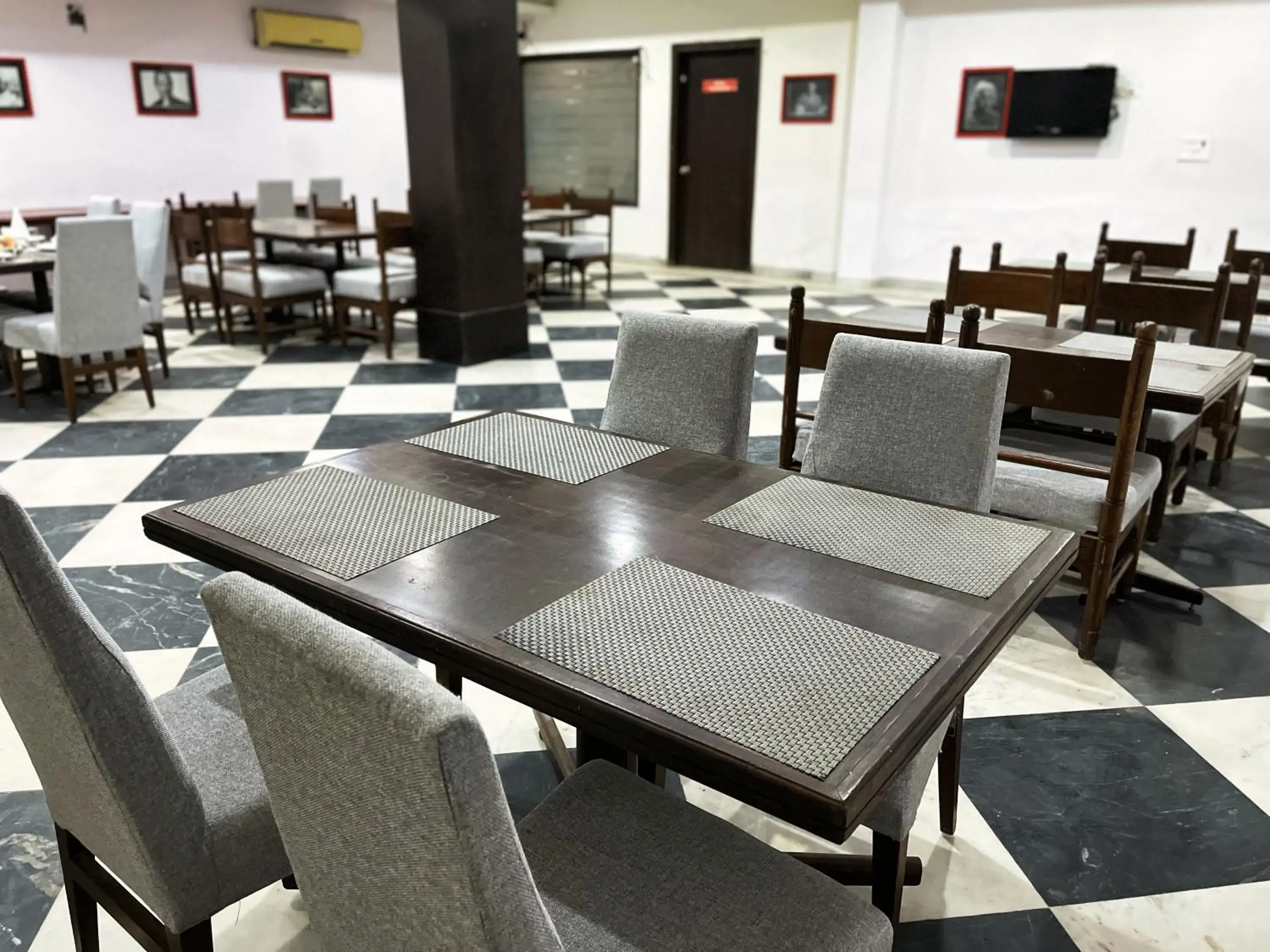 Restaurant/places to eat in The Orion Express Restaurant/places to eat in The Orion Express