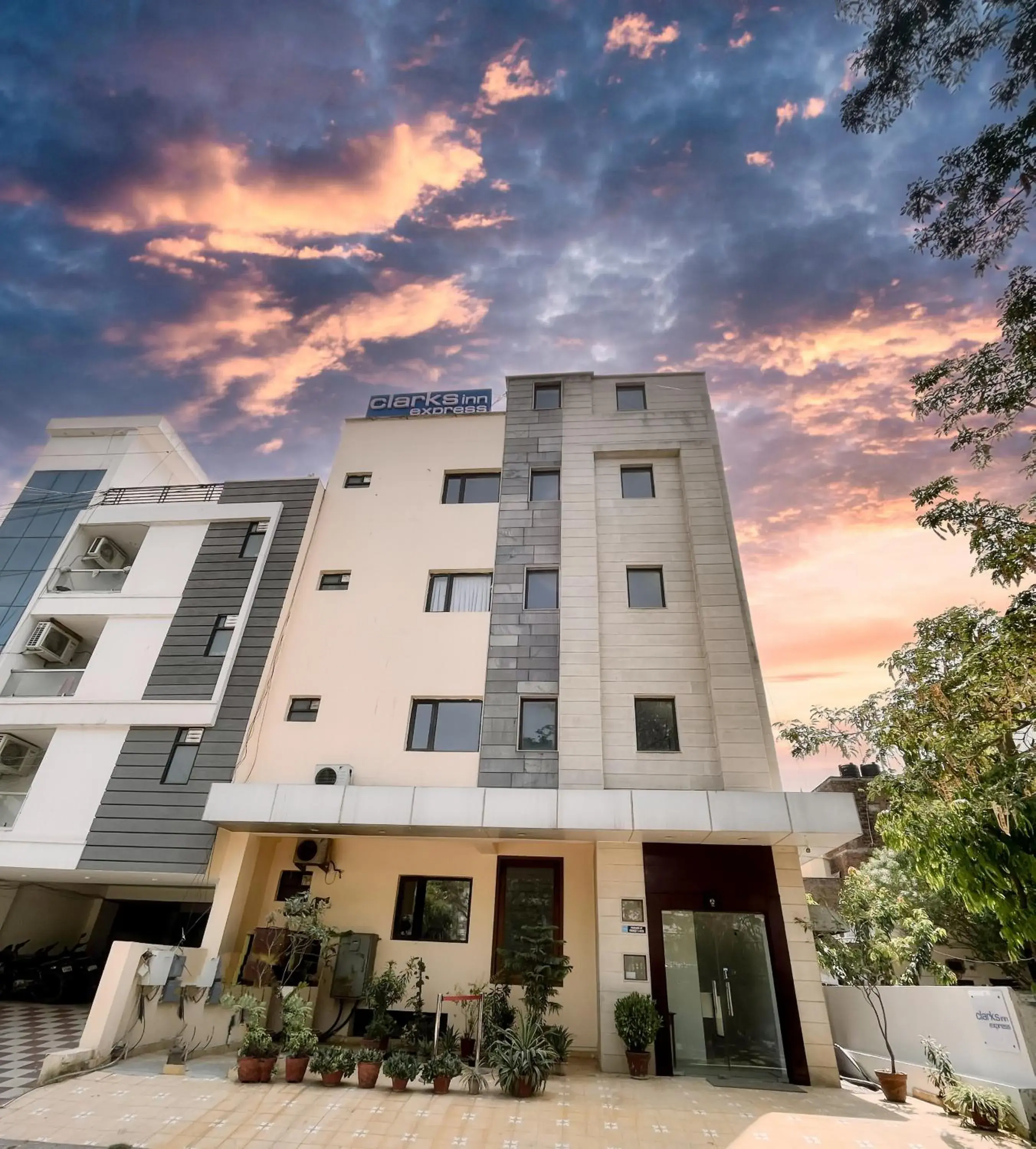 Facade/entrance in The Orion Express Facade/entrance in The Orion Express