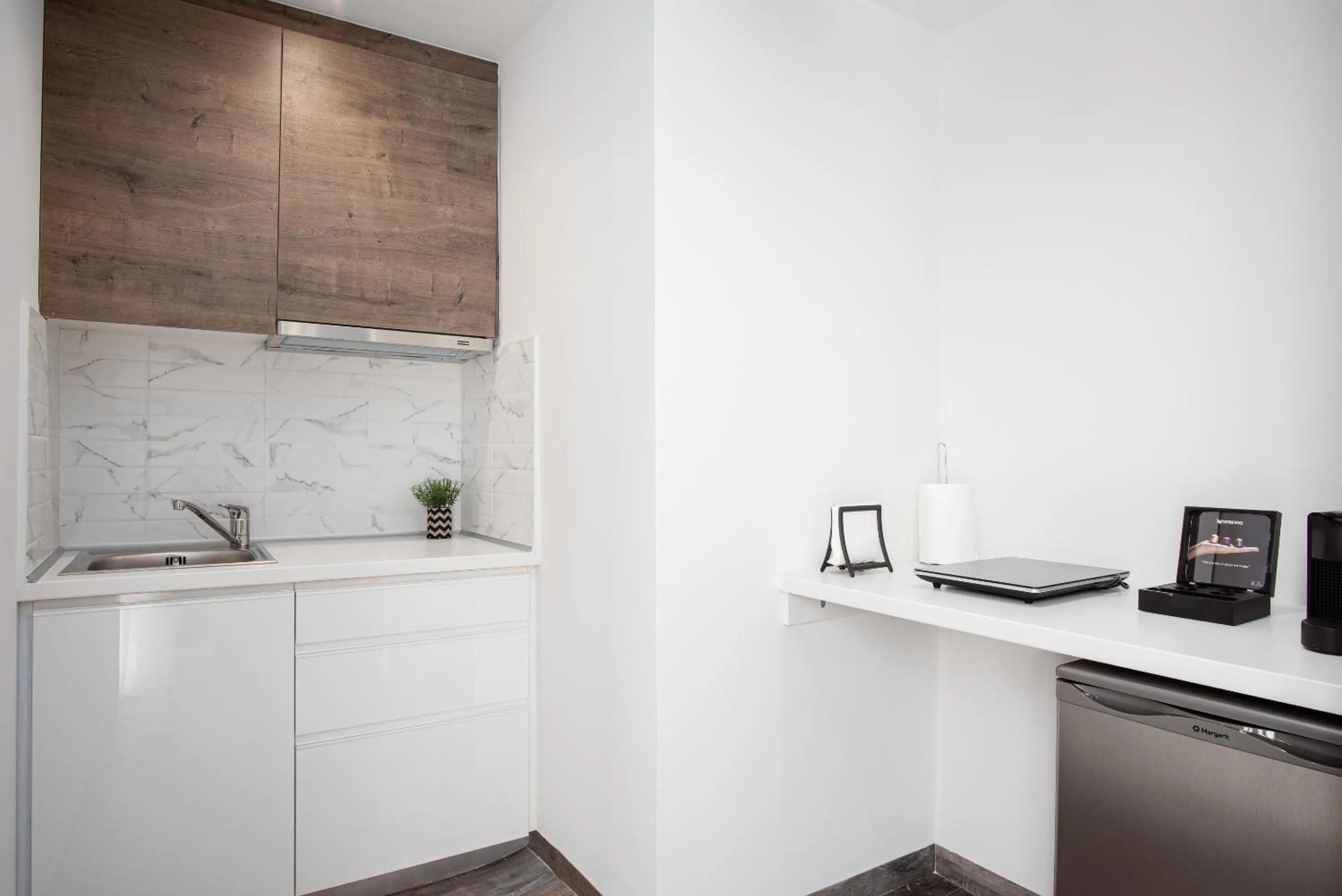 Coffee/tea facilities in Athenian Spirit