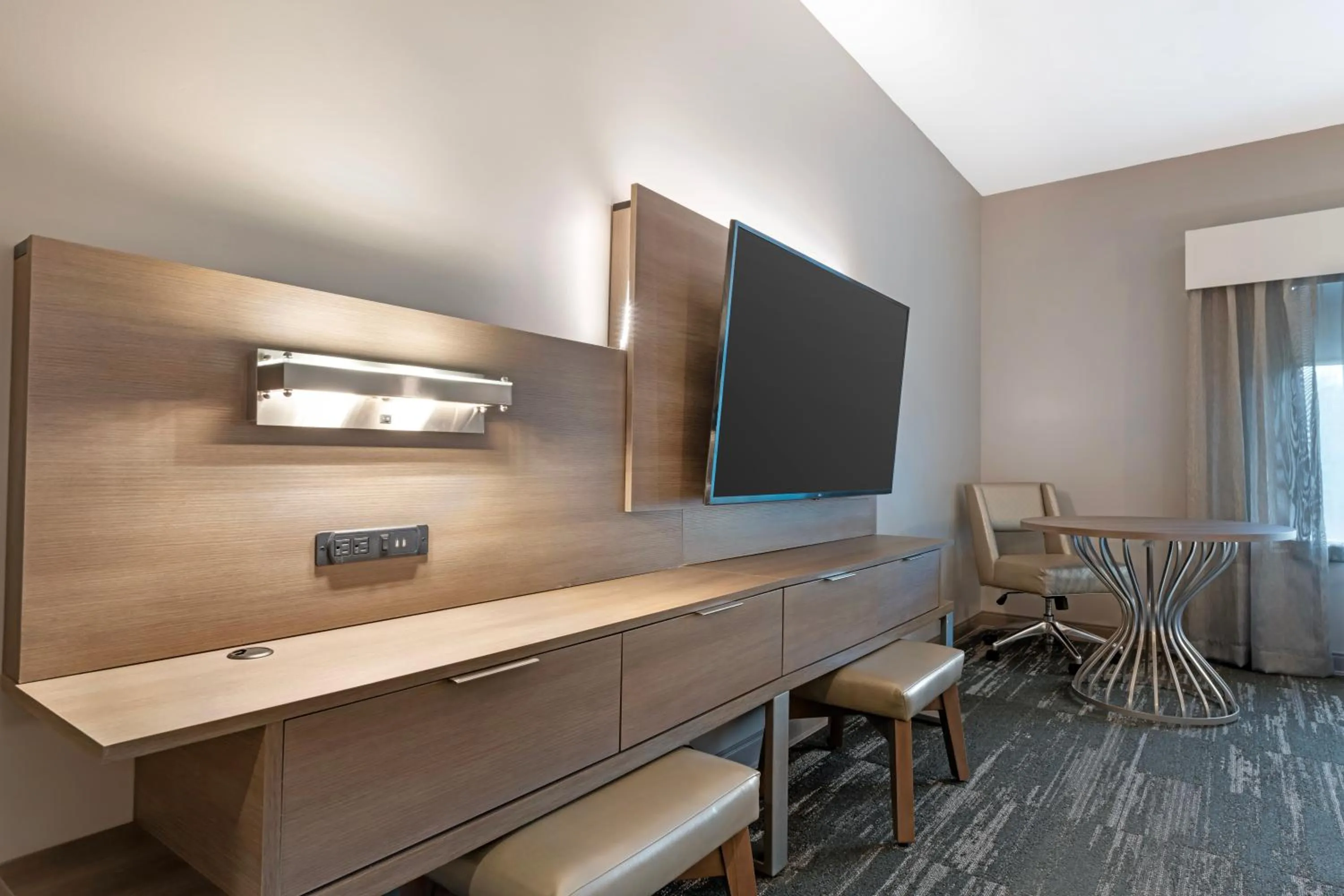 TV and multimedia in Best Western Plus Grand Rapids MN