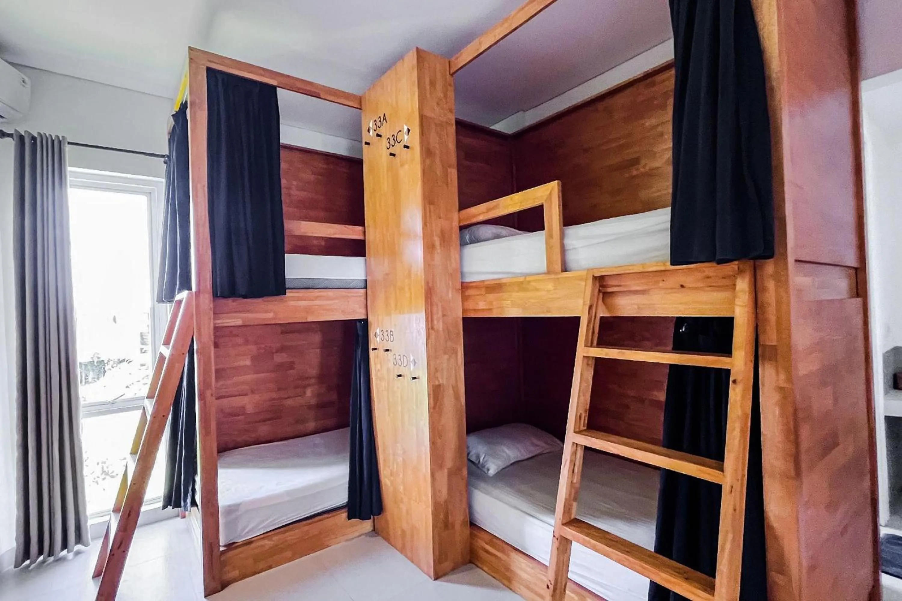 Bedroom, Bed in Coco & Pineapple Pants Hostel