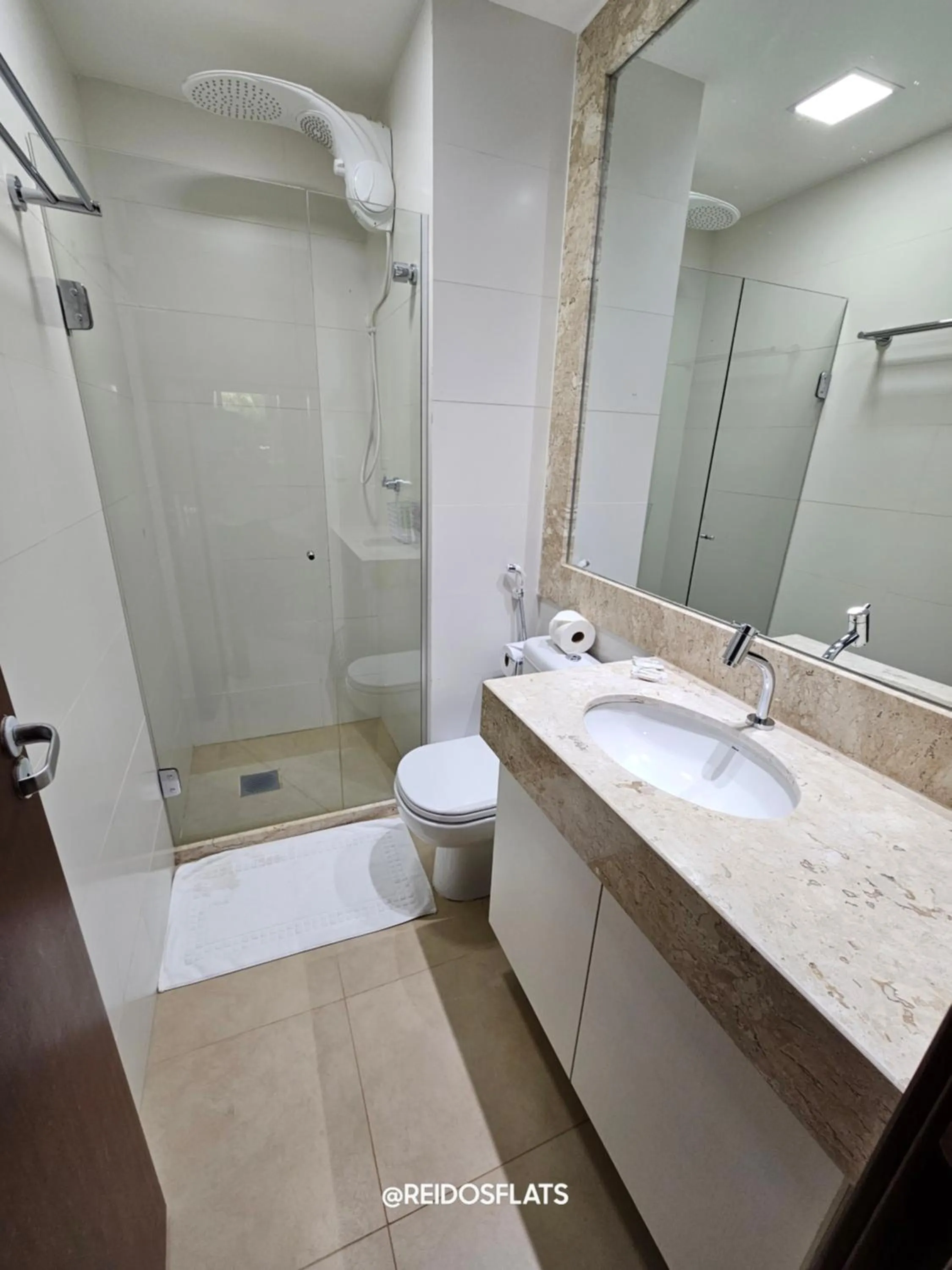 Shower in The Sun Resort By Rei dos Flats