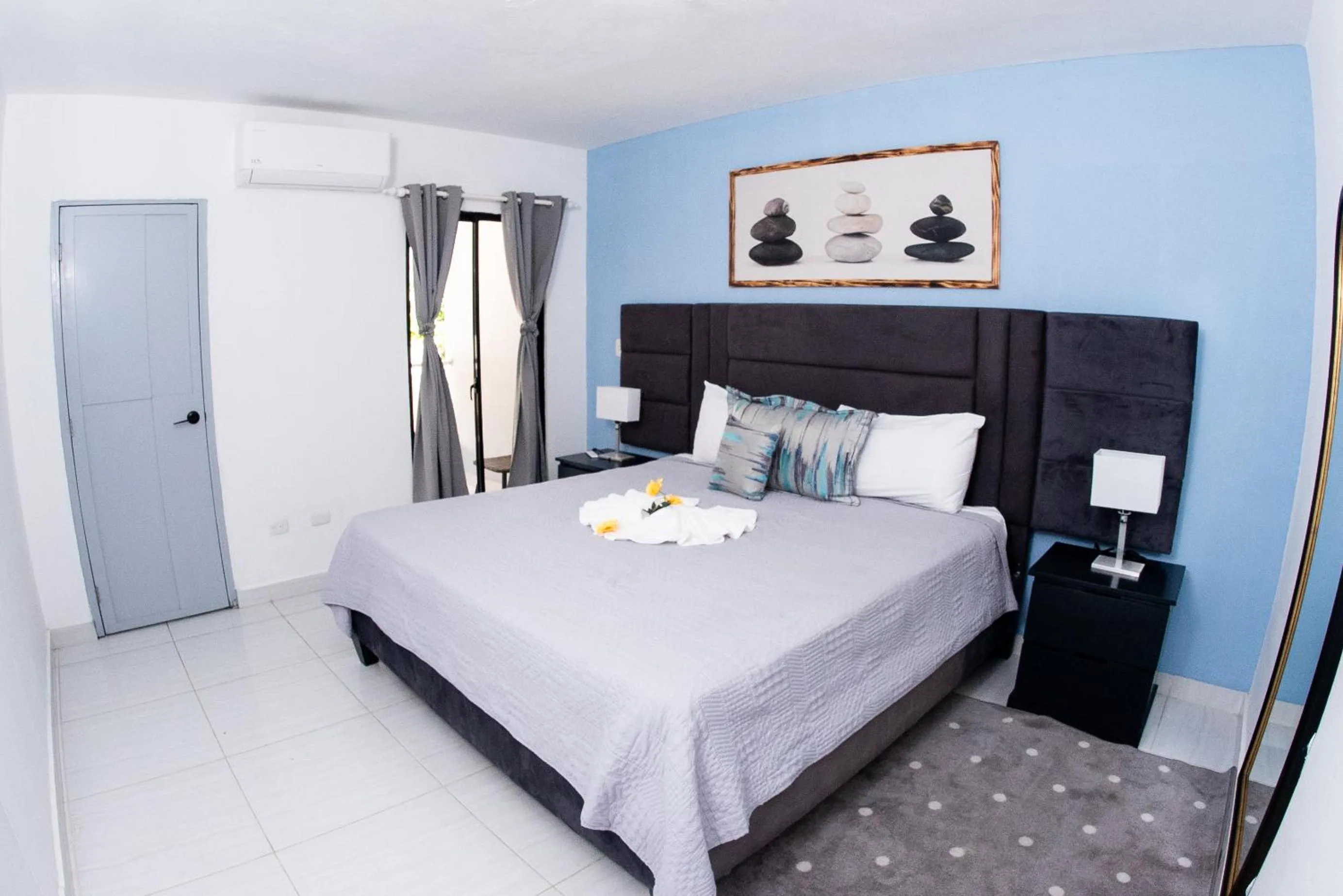 Bed in Skylight Suites Hotel