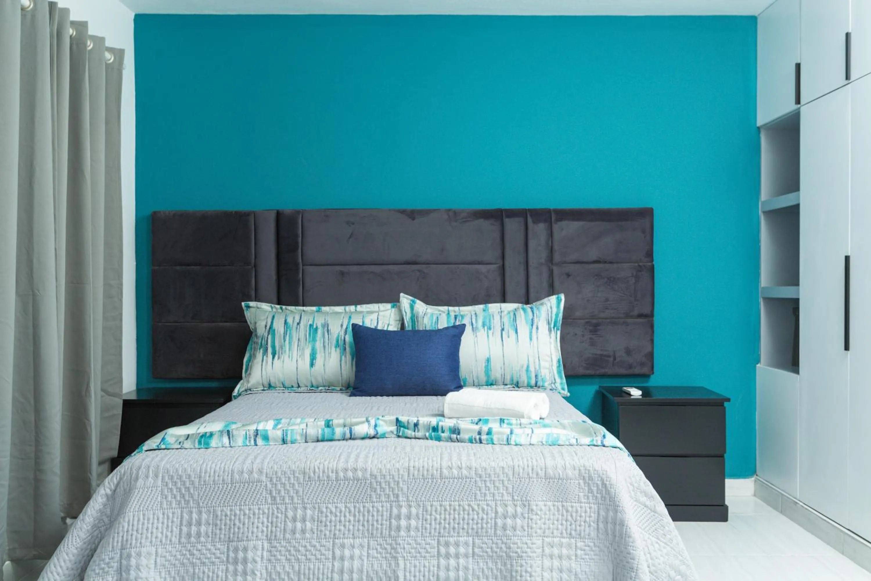 Bed in Skylight Suites Hotel